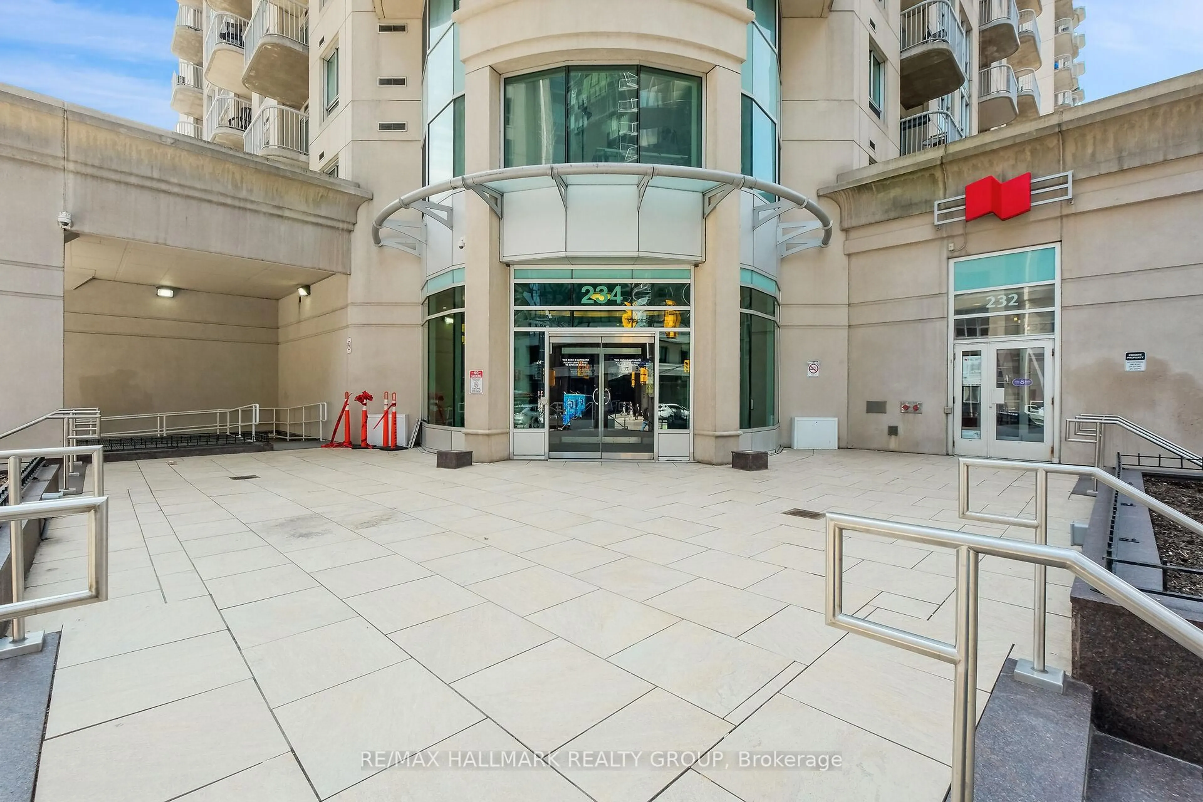 Indoor foyer for 234 Rideau St #2404, Ottawa Ontario K1N 0A9