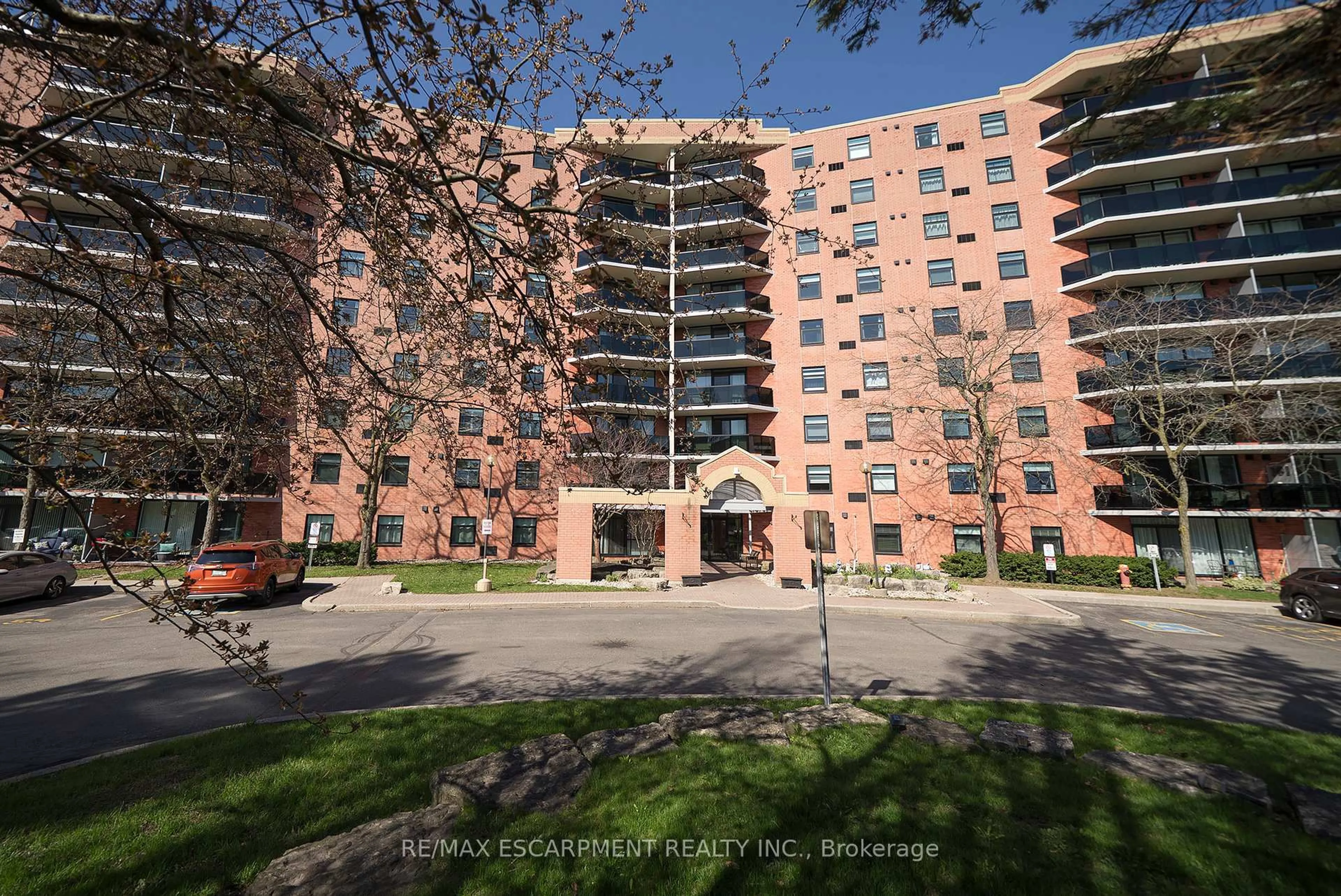 A pic from outside/outdoor area/front of a property/back of a property/a pic from drone, building for 9 Bonheur Crt #715, Brantford Ontario N3P 1Z5