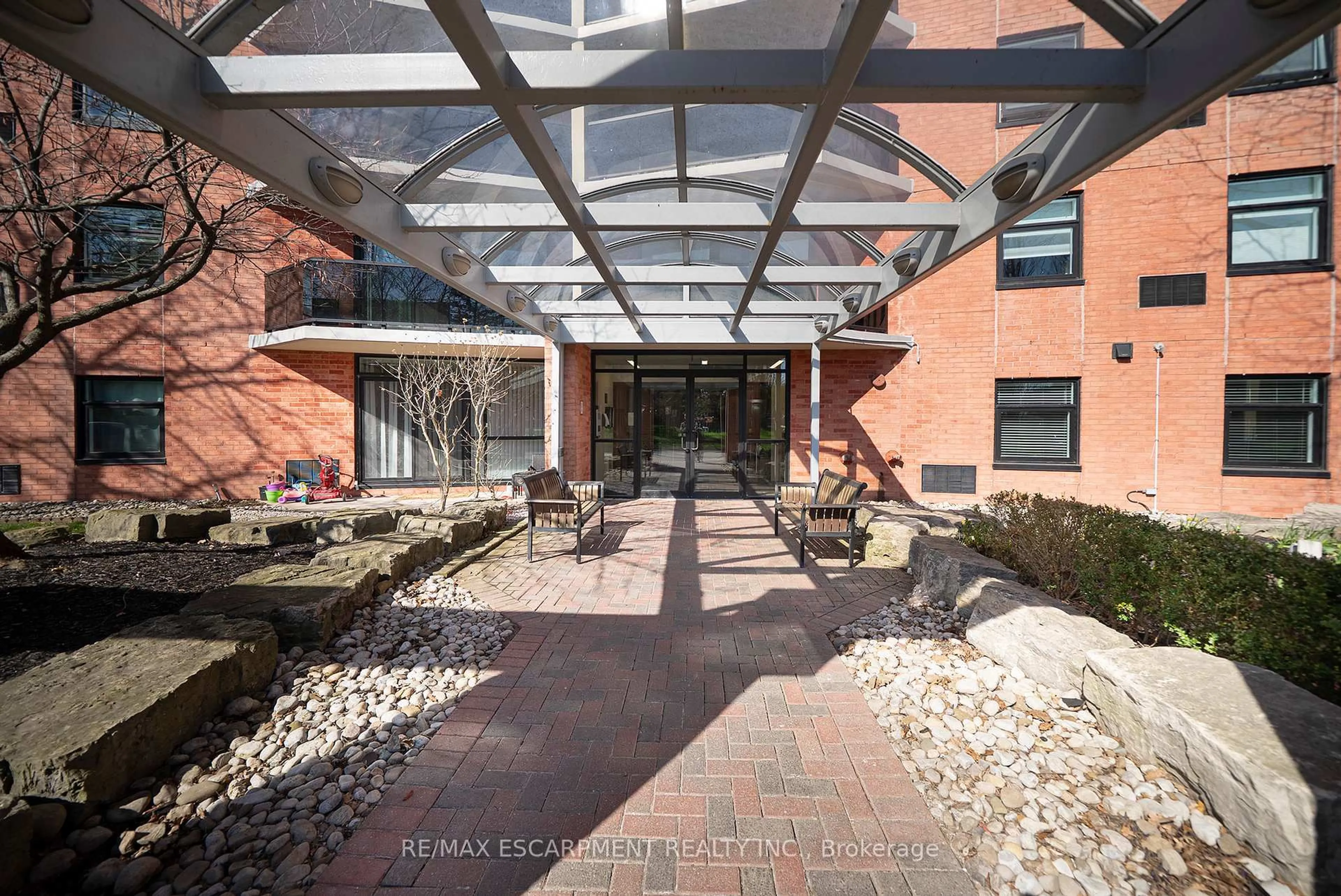 Patio, building for 9 Bonheur Crt #715, Brantford Ontario N3P 1Z5