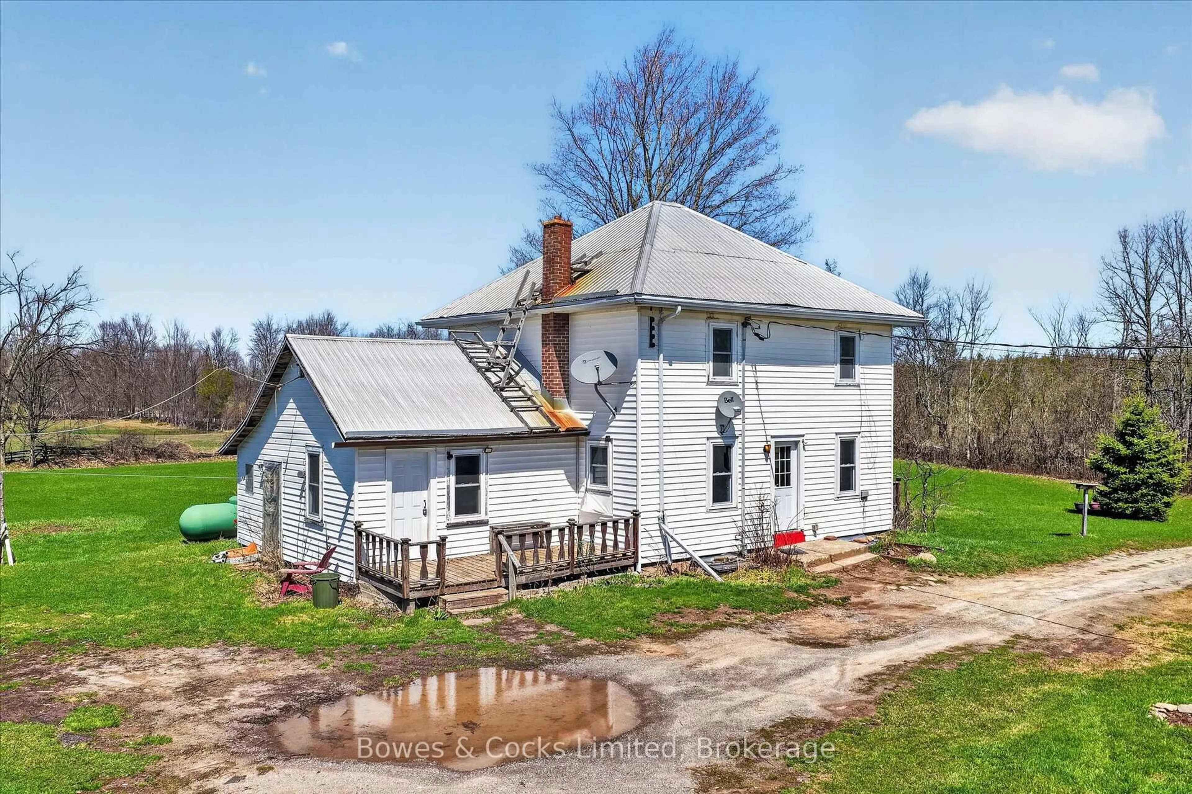 A pic from outside/outdoor area/front of a property/back of a property/a pic from drone, building for 414 Anderson Rd, Havelock-Belmont-Methuen Ontario K0L 1Z0
