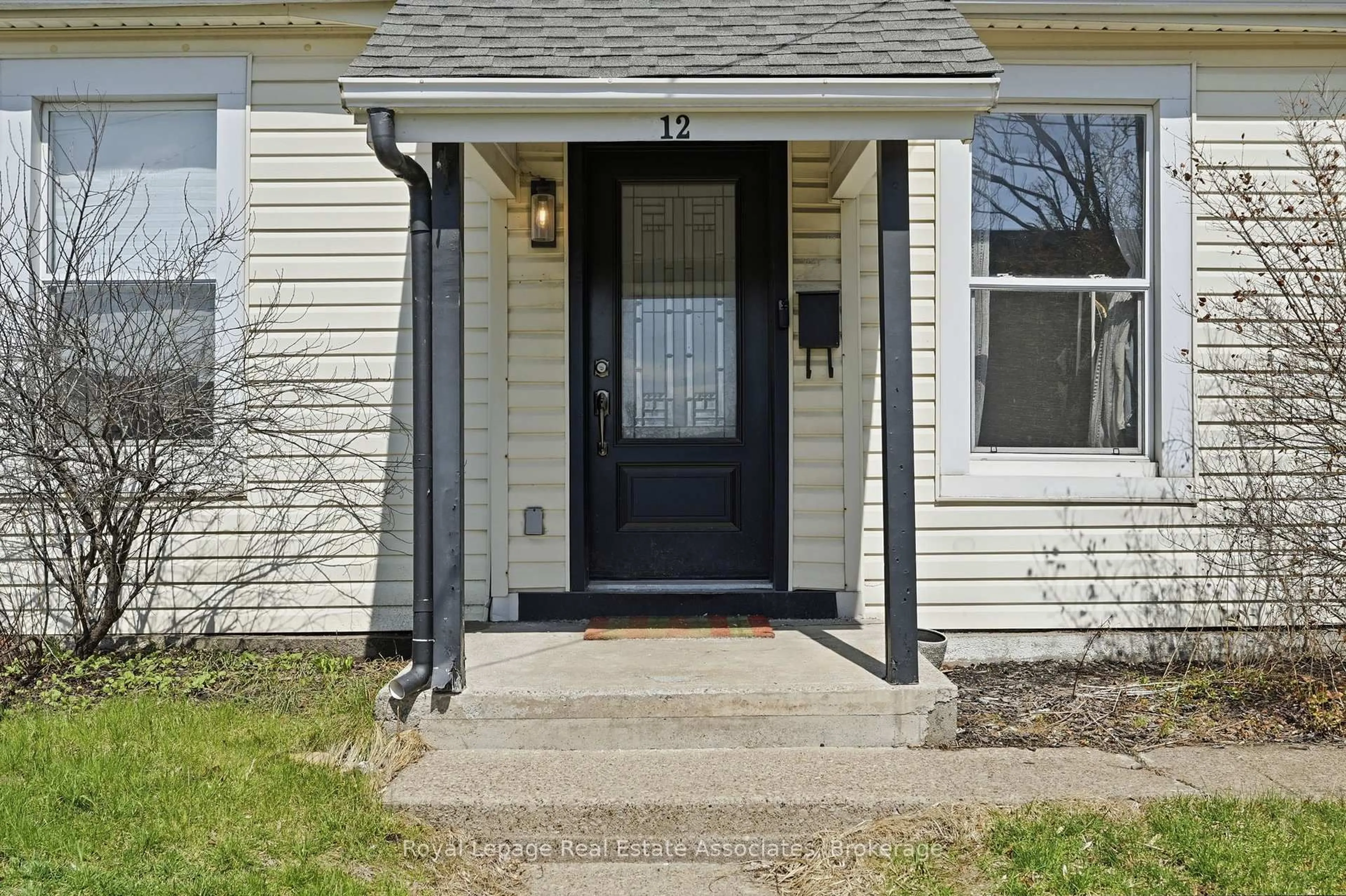 Indoor entryway for 12 Nelson St, Hamilton Ontario L8P 1G3