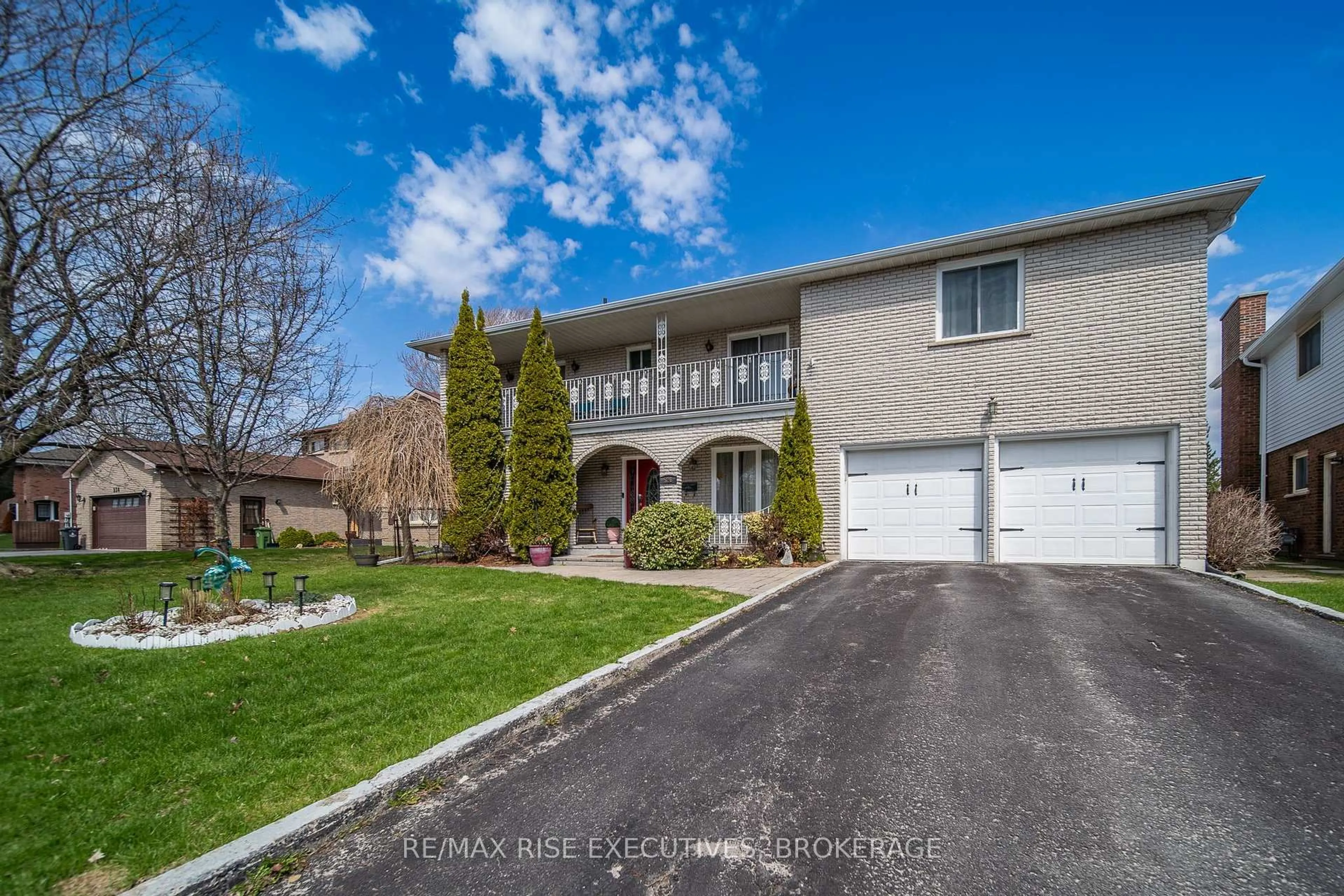 A pic from outside/outdoor area/front of a property/back of a property/a pic from drone, street for 526 Canterbury Cres, Kingston Ontario K7M 6X1
