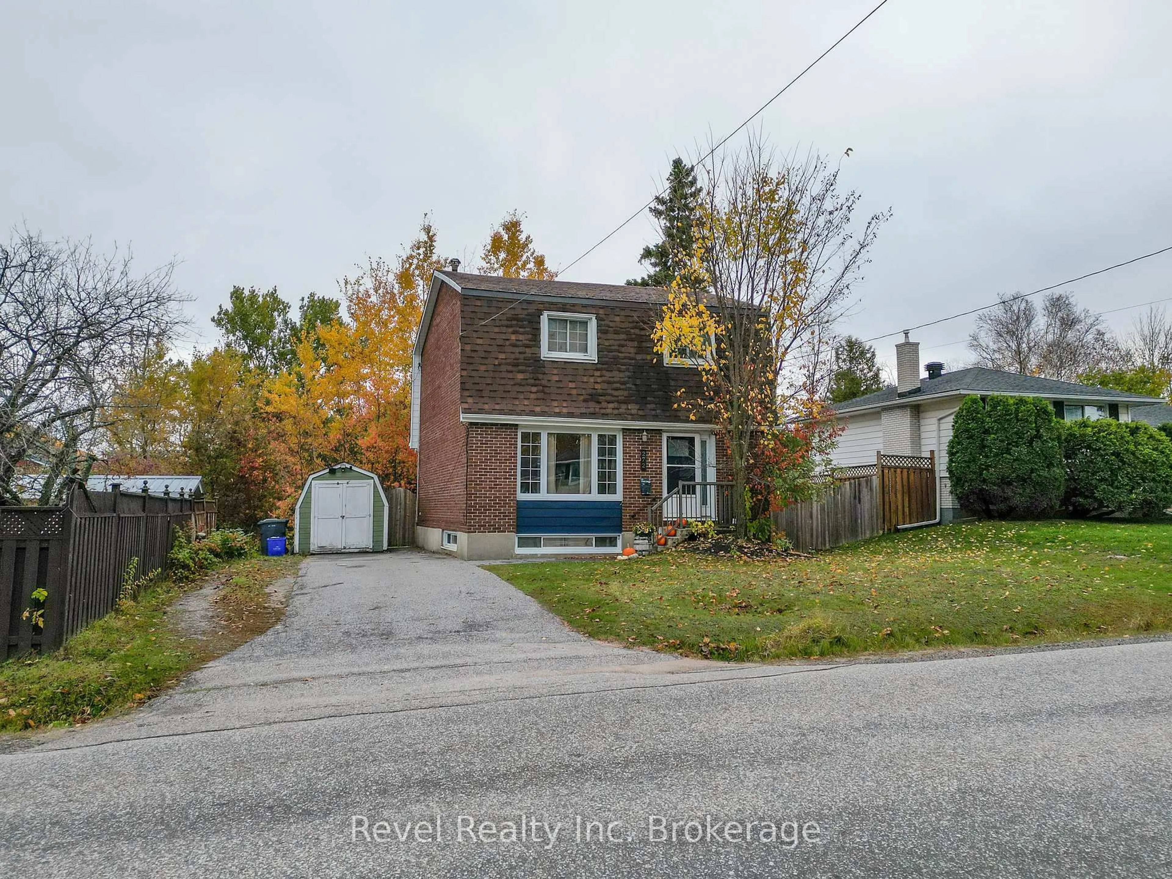 A pic from outside/outdoor area/front of a property/back of a property/a pic from drone, street for 272 Giroux St, North Bay Ontario P1B 7Y7