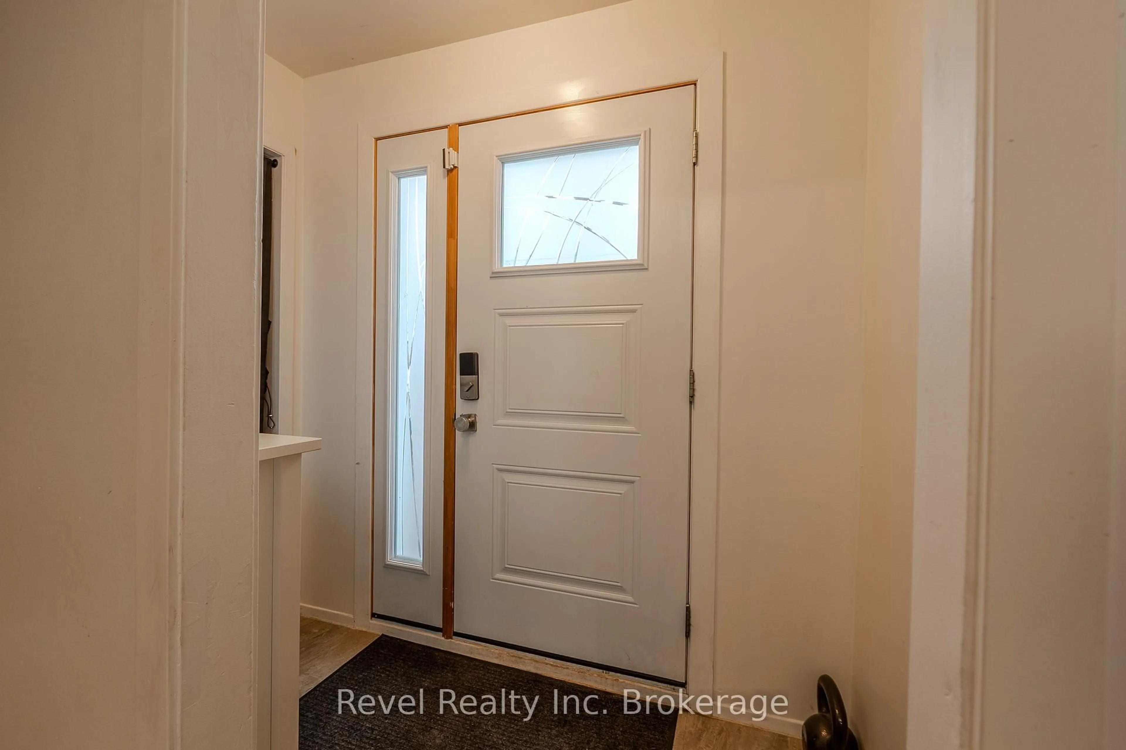 Indoor entryway for 272 Giroux St, North Bay Ontario P1B 7Y7