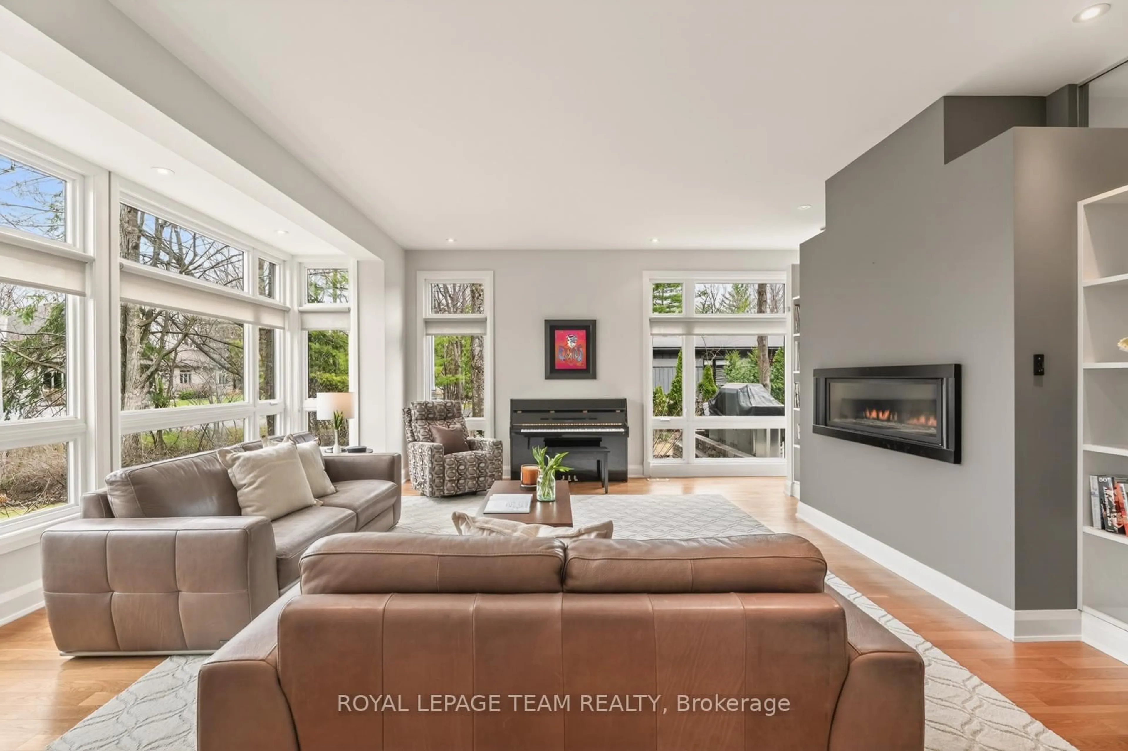 Living room with furniture, unknown for 17 KAYMAR Dr, Ottawa Ontario K1J 7C8