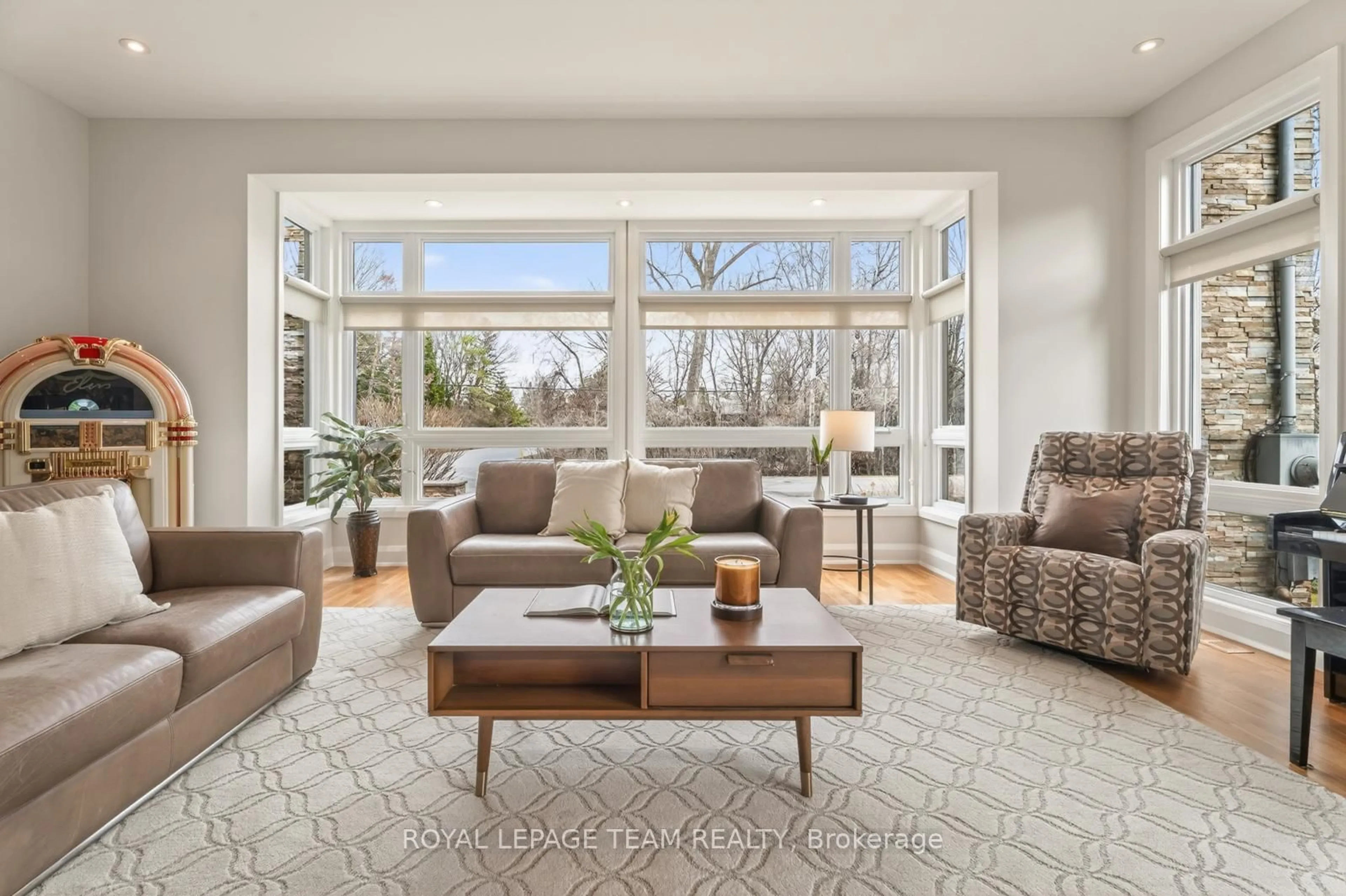 Living room with furniture, unknown for 17 KAYMAR Dr, Ottawa Ontario K1J 7C8