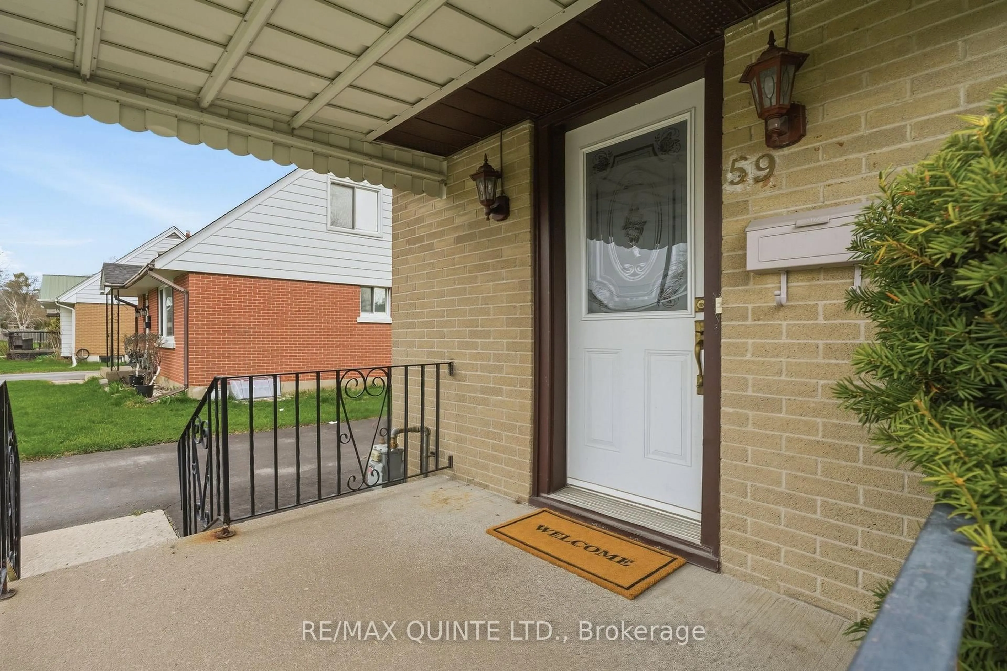 Indoor entryway for 59 Fourth Ave, Quinte West Ontario K8V 5N5