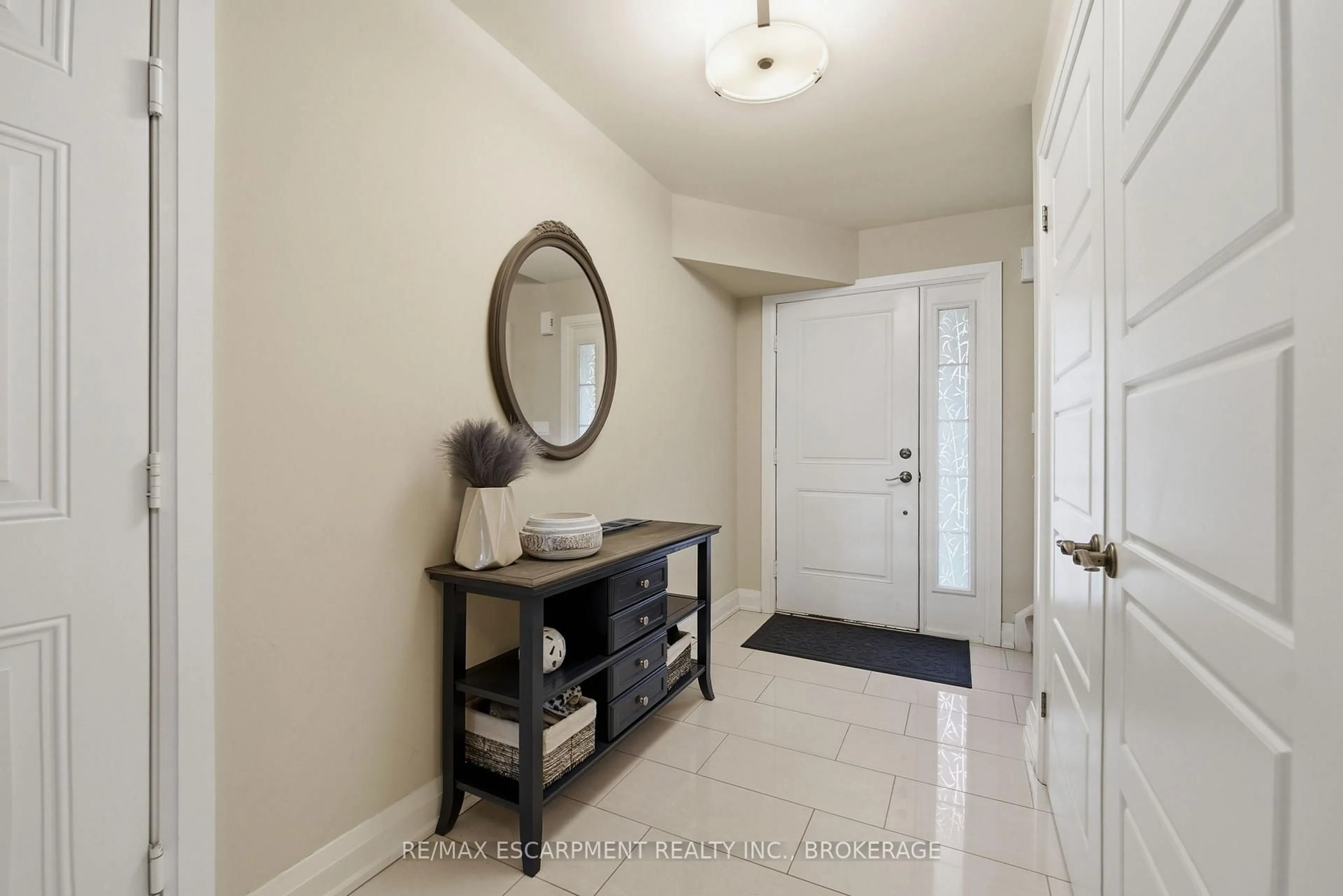 Indoor entryway for 7 Gibson Pl #26, St. Catharines Ontario L2R 0A3
