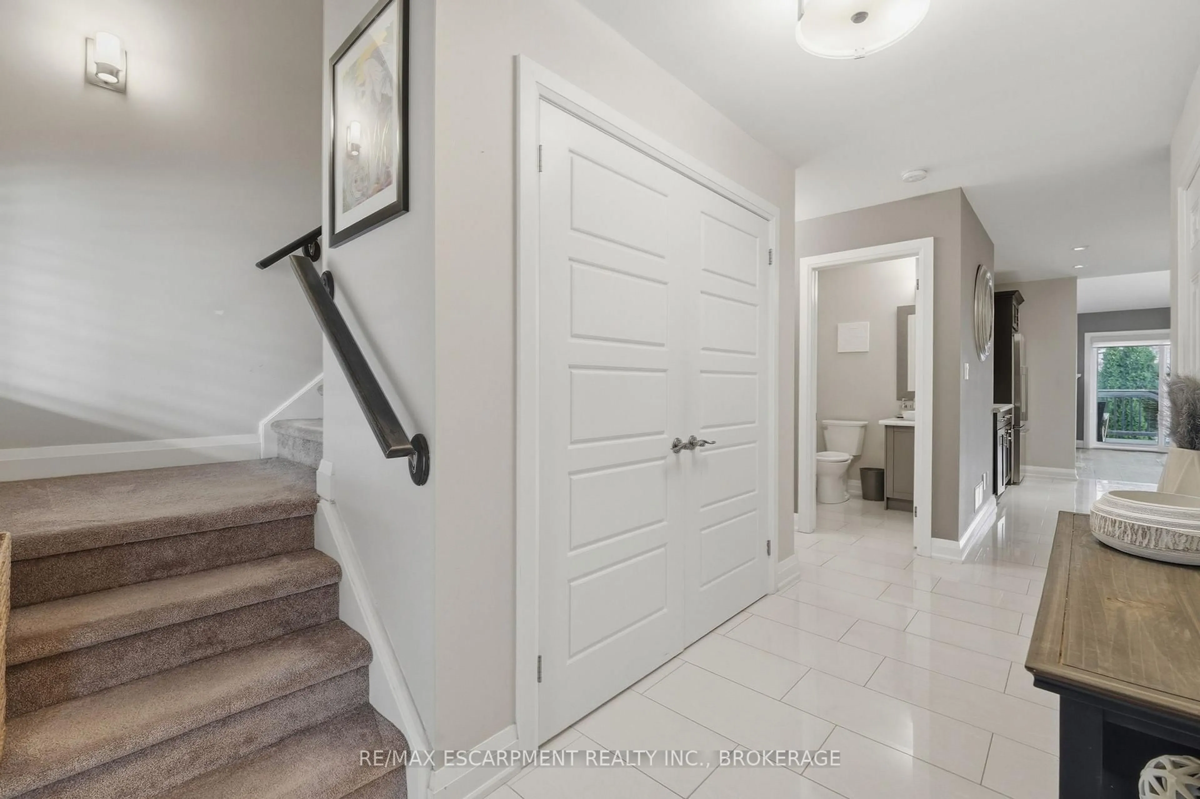 Indoor entryway for 7 Gibson Pl #26, St. Catharines Ontario L2R 0A3