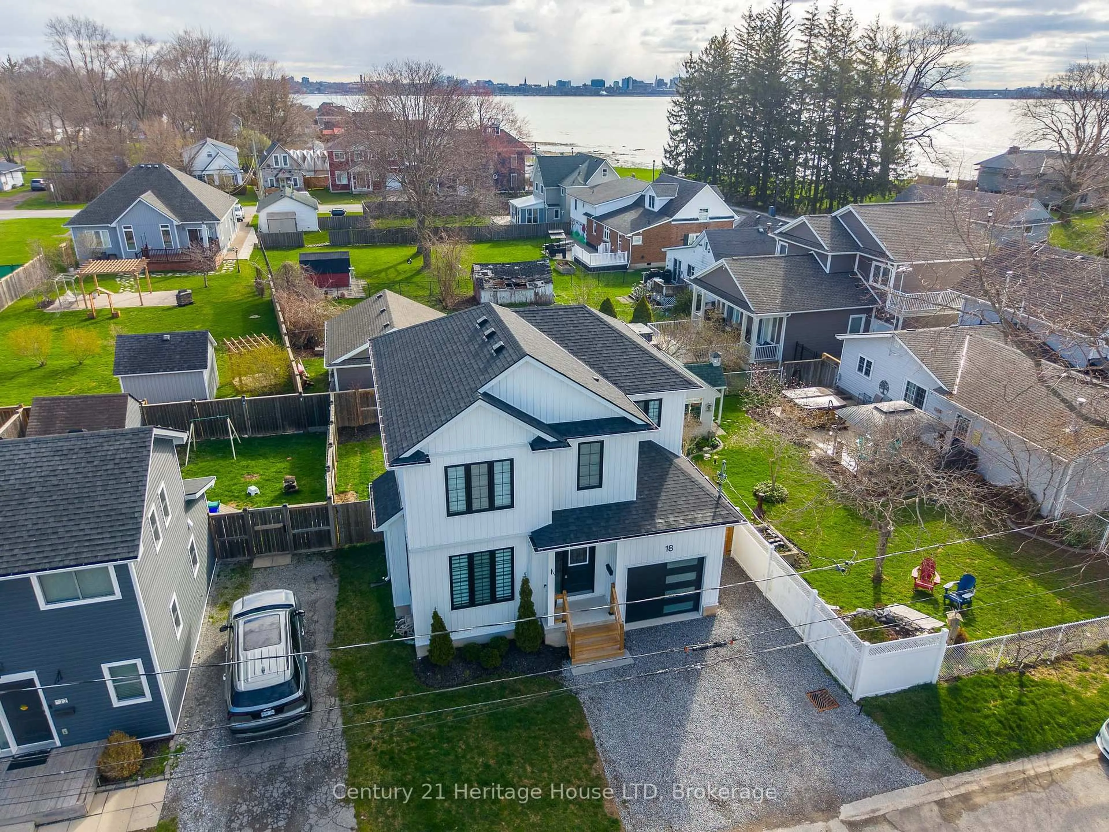 A pic from outside/outdoor area/front of a property/back of a property/a pic from drone, street for 18 Parkview Ave, Fort Erie Ontario L2A 5L7