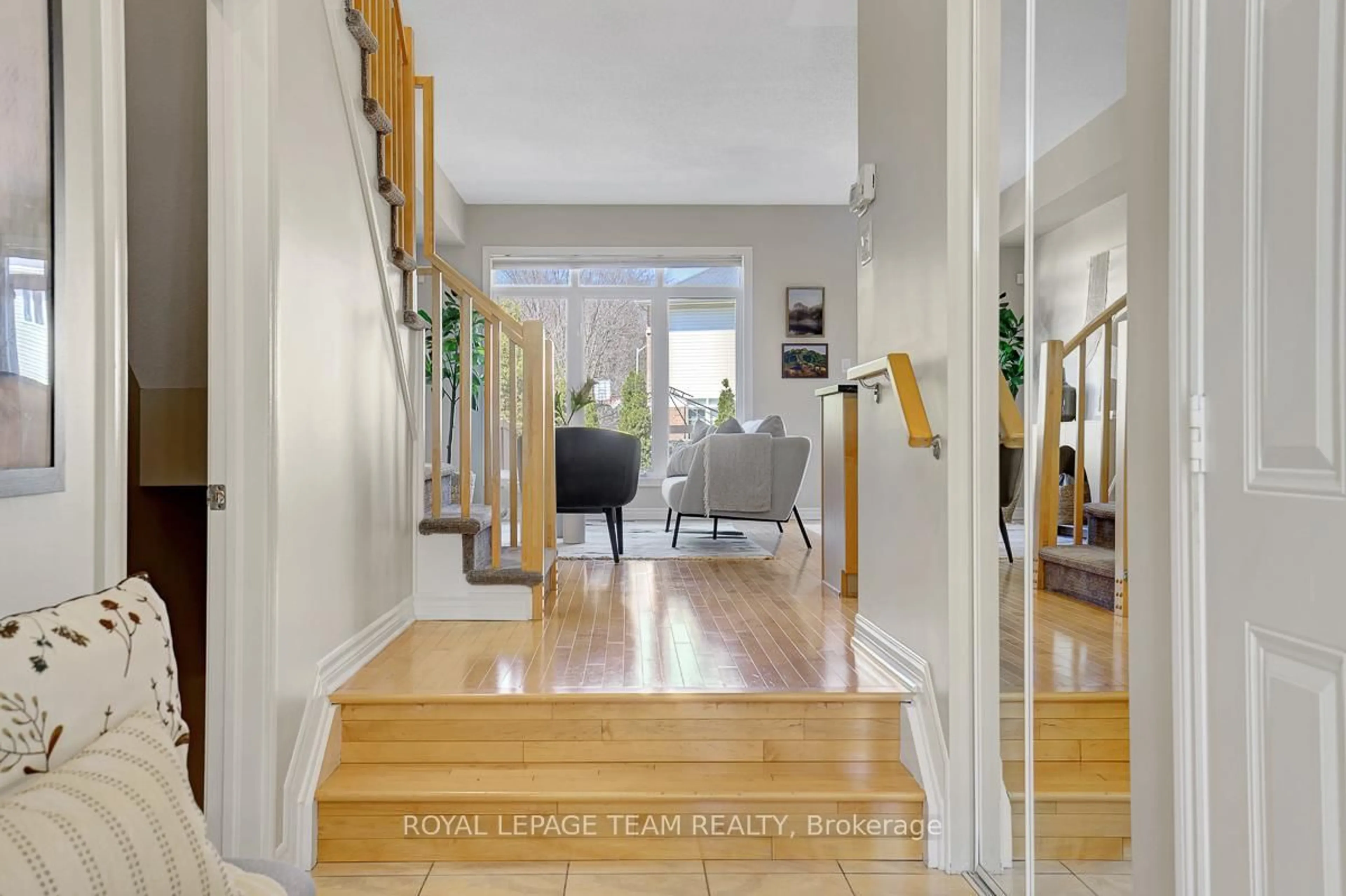 Indoor entryway for 148 Jersey Tea Circ, Ottawa Ontario K1V 2L3