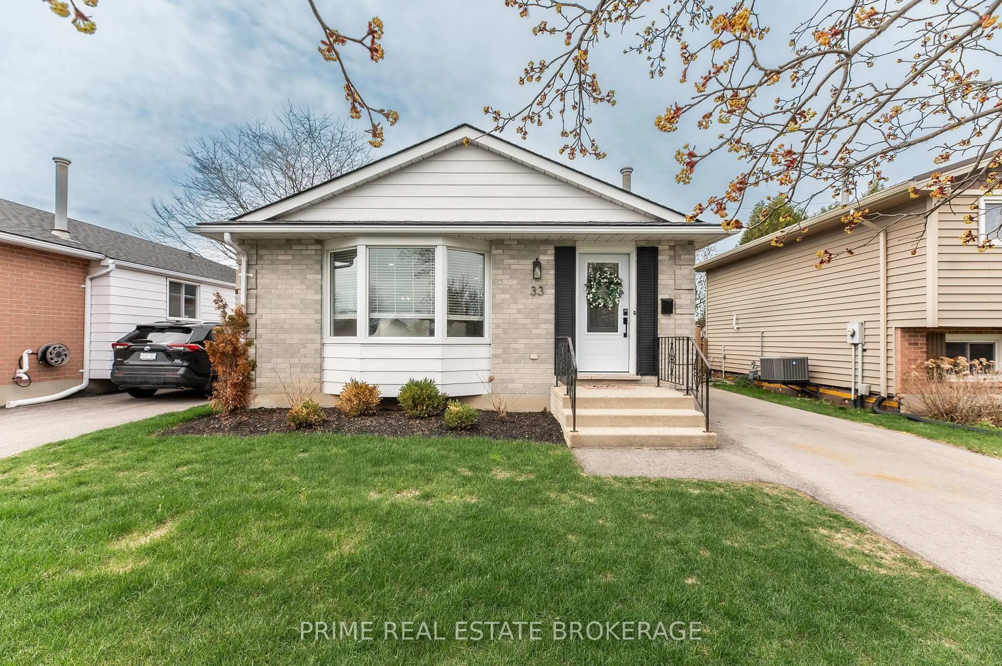 Home with vinyl exterior material, street for 33 Rice Rd, St. Thomas Ontario N5R 5X9