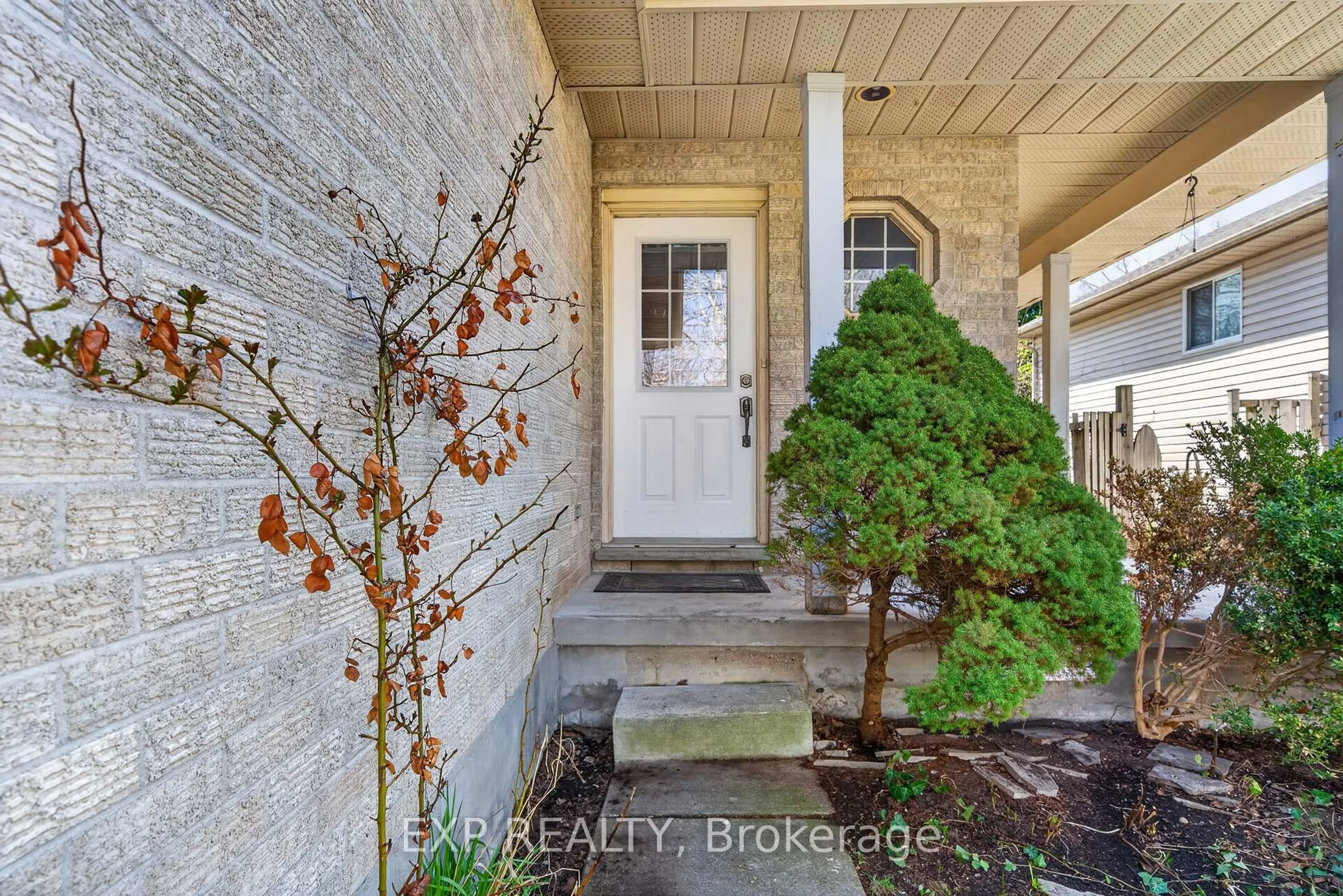 Indoor entryway for 239 Fleming Dr, London East Ontario N5V 4Y8