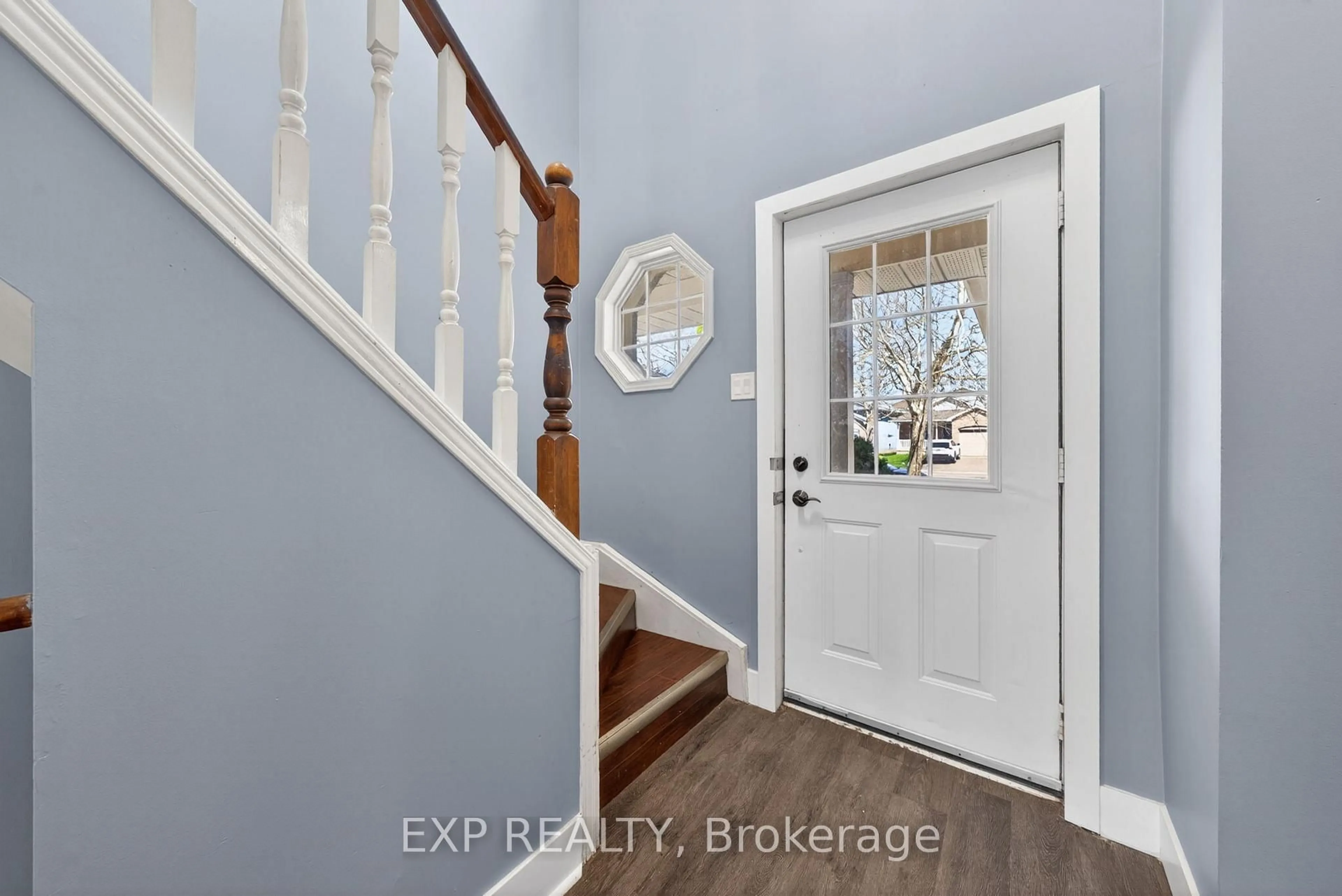 Indoor entryway for 239 Fleming Dr, London East Ontario N5V 4Y8