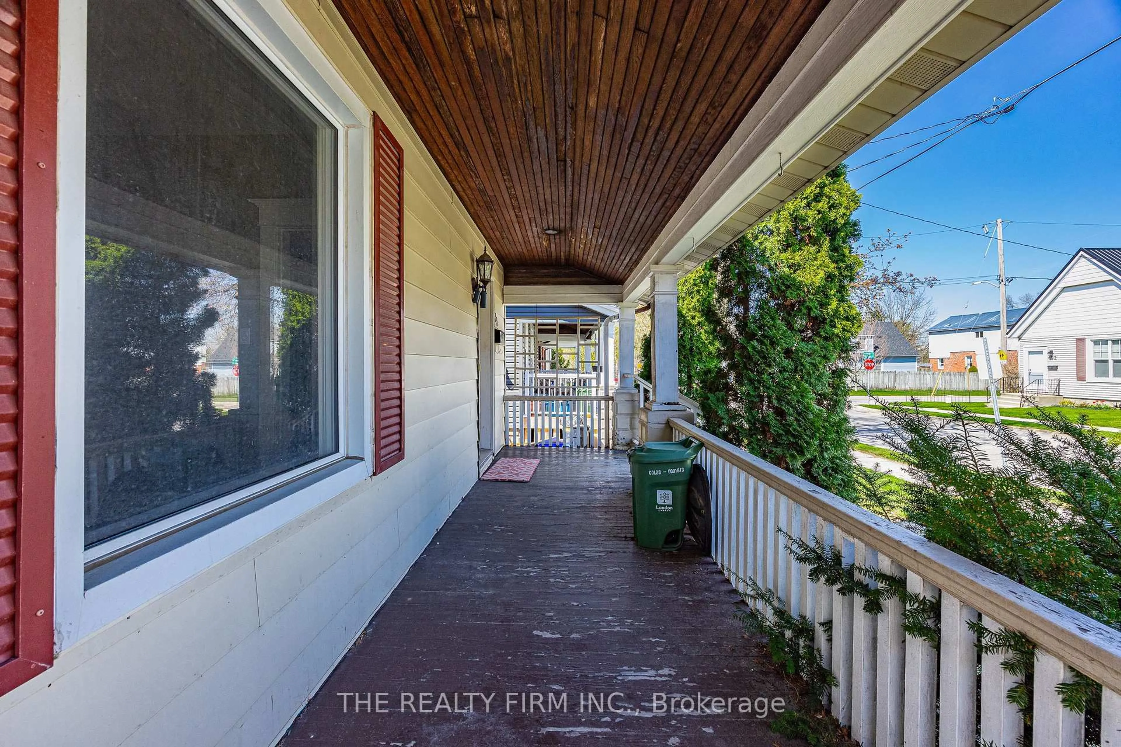 Indoor entryway for 33 Terrence St, London East Ontario N5Z 1C3