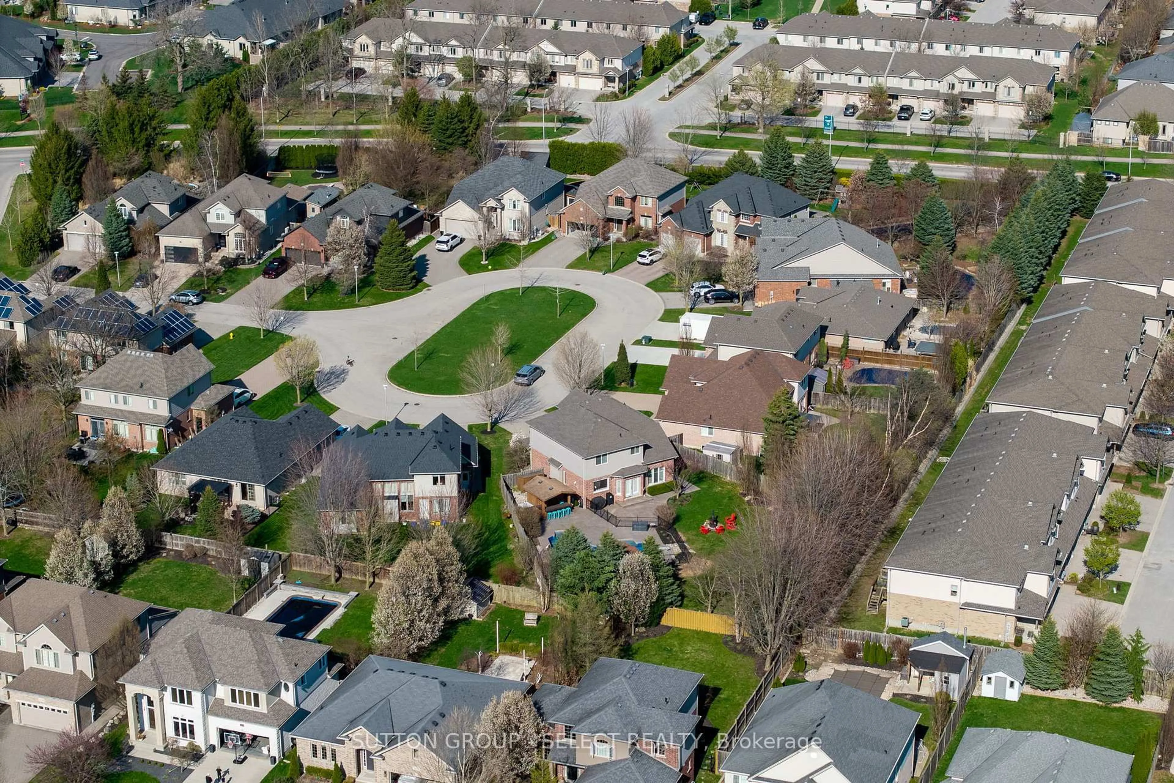 A pic from outside/outdoor area/front of a property/back of a property/a pic from drone, street for 1433 Kirkpatrick Way, London South Ontario N6K 5A4