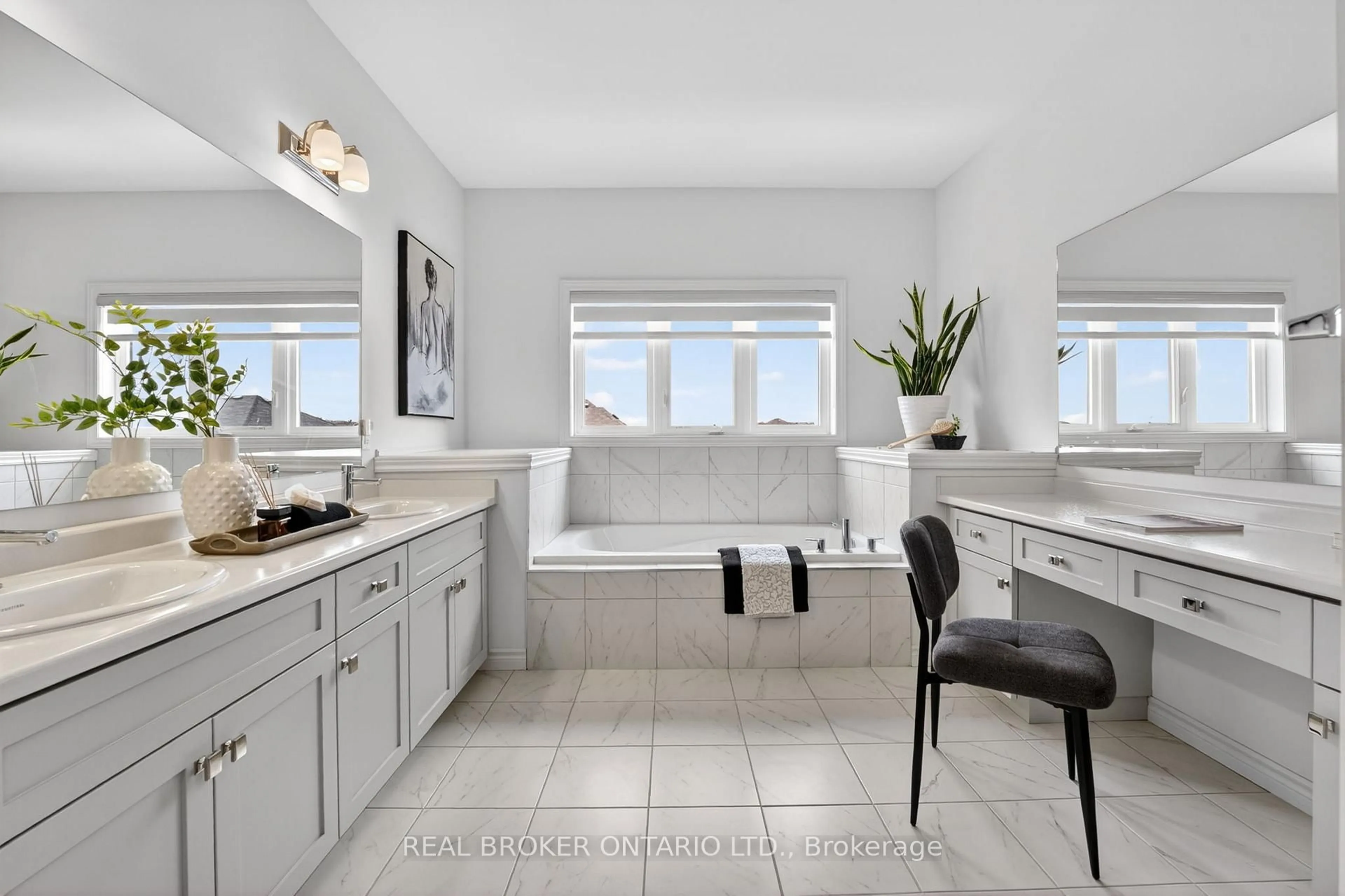 Contemporary bathroom, ceramic/tile floor for 4057 Highland Park Dr, Lincoln Ontario L3J 0S9