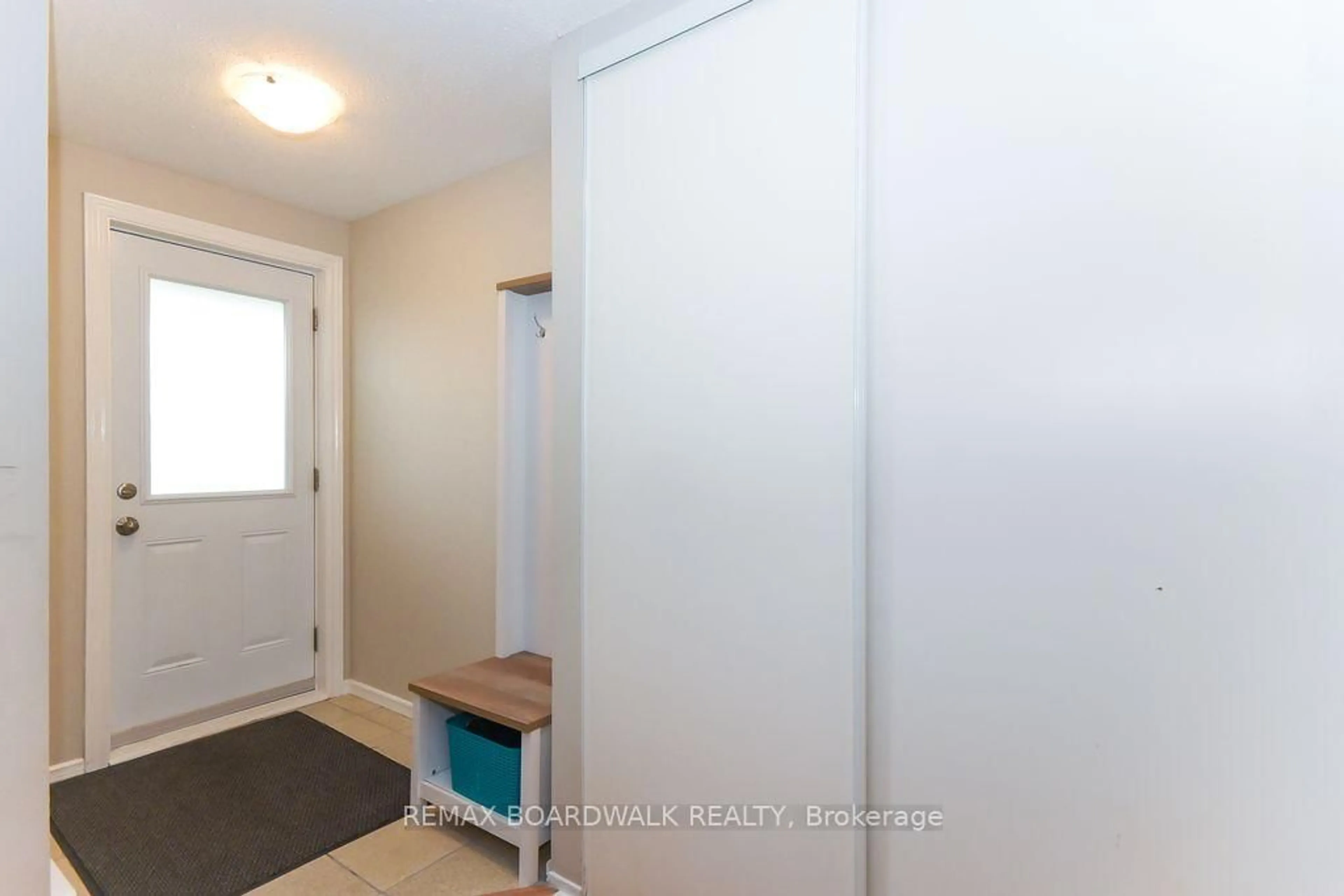 Indoor entryway for 758 St-Andre Dr, Ottawa Ontario K1C 4S6
