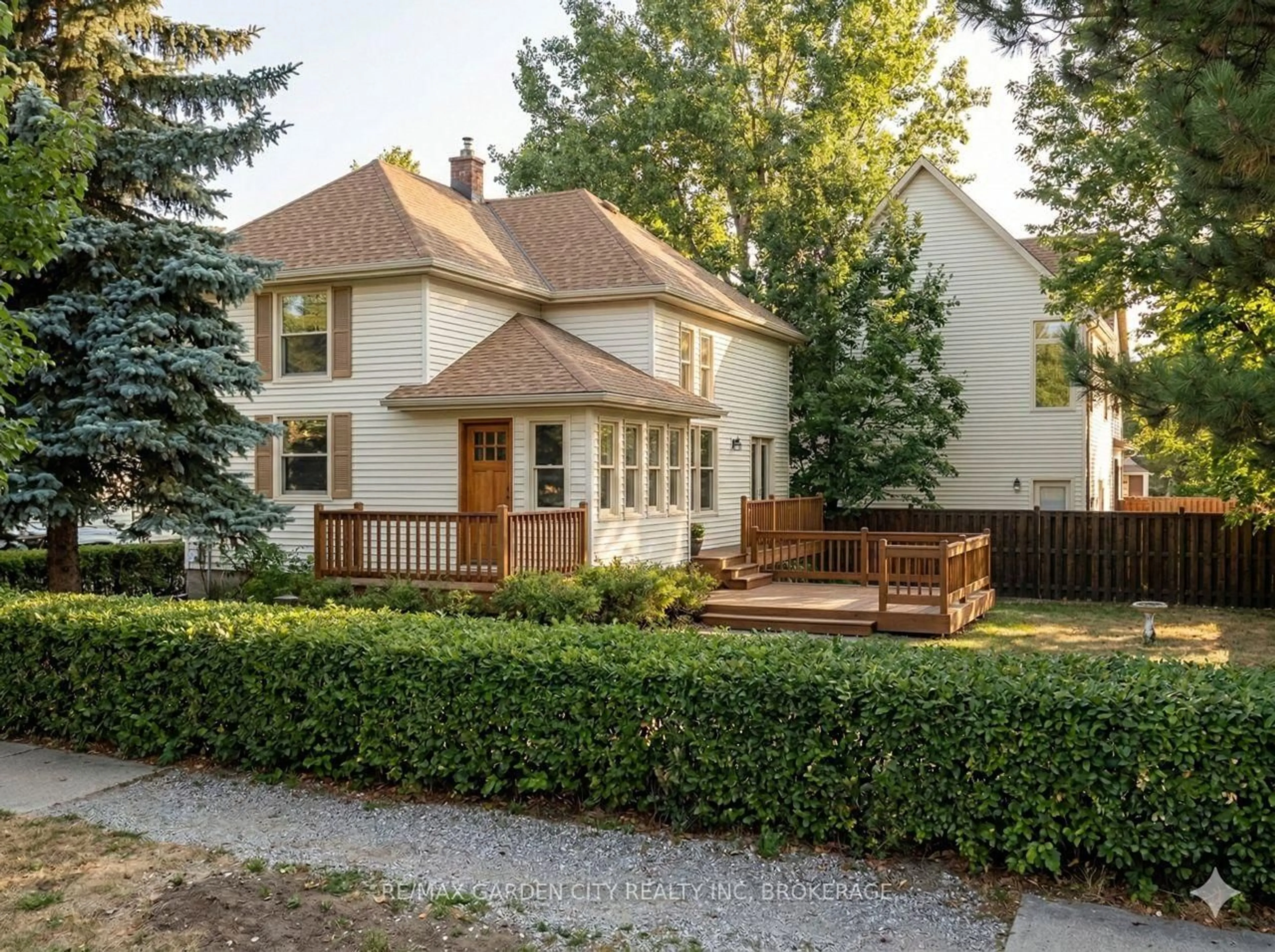 Home with vinyl exterior material, street for 26 Chestnut St, Pelham Ontario L3E 0K3