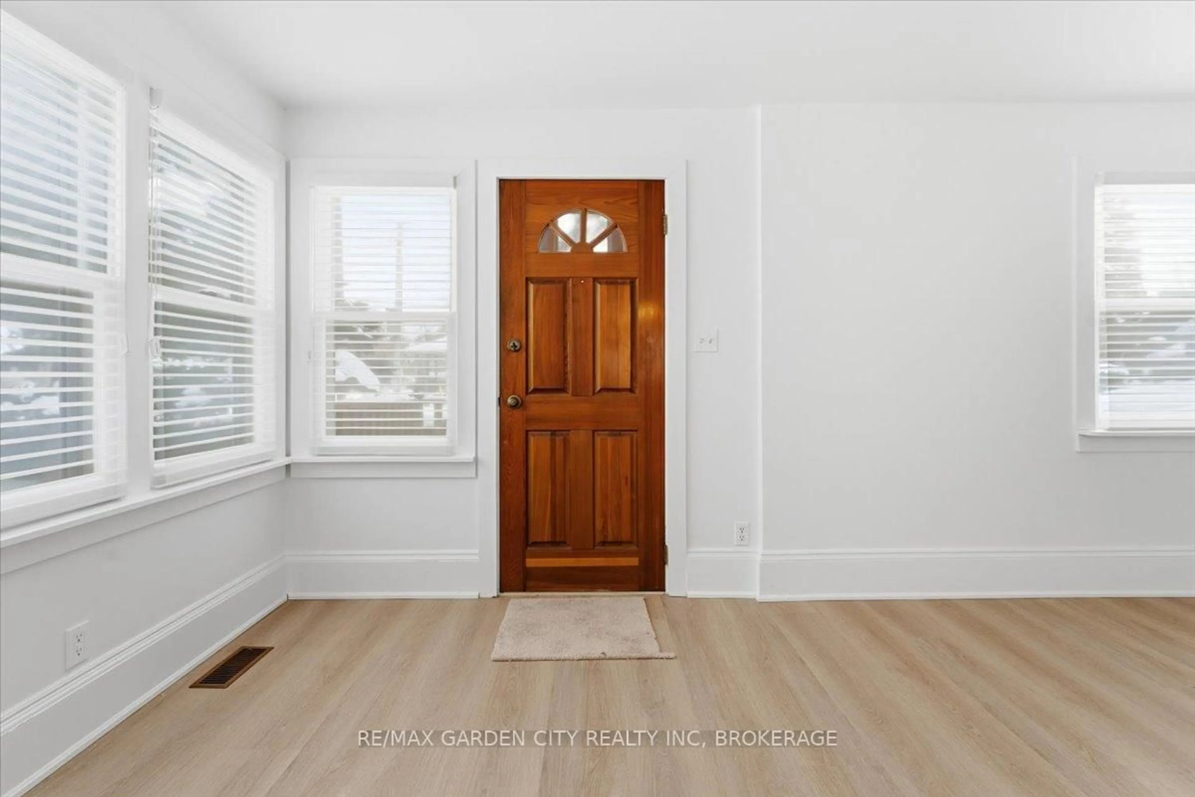 Indoor entryway for 26 Chestnut St, Pelham Ontario L3E 0K3