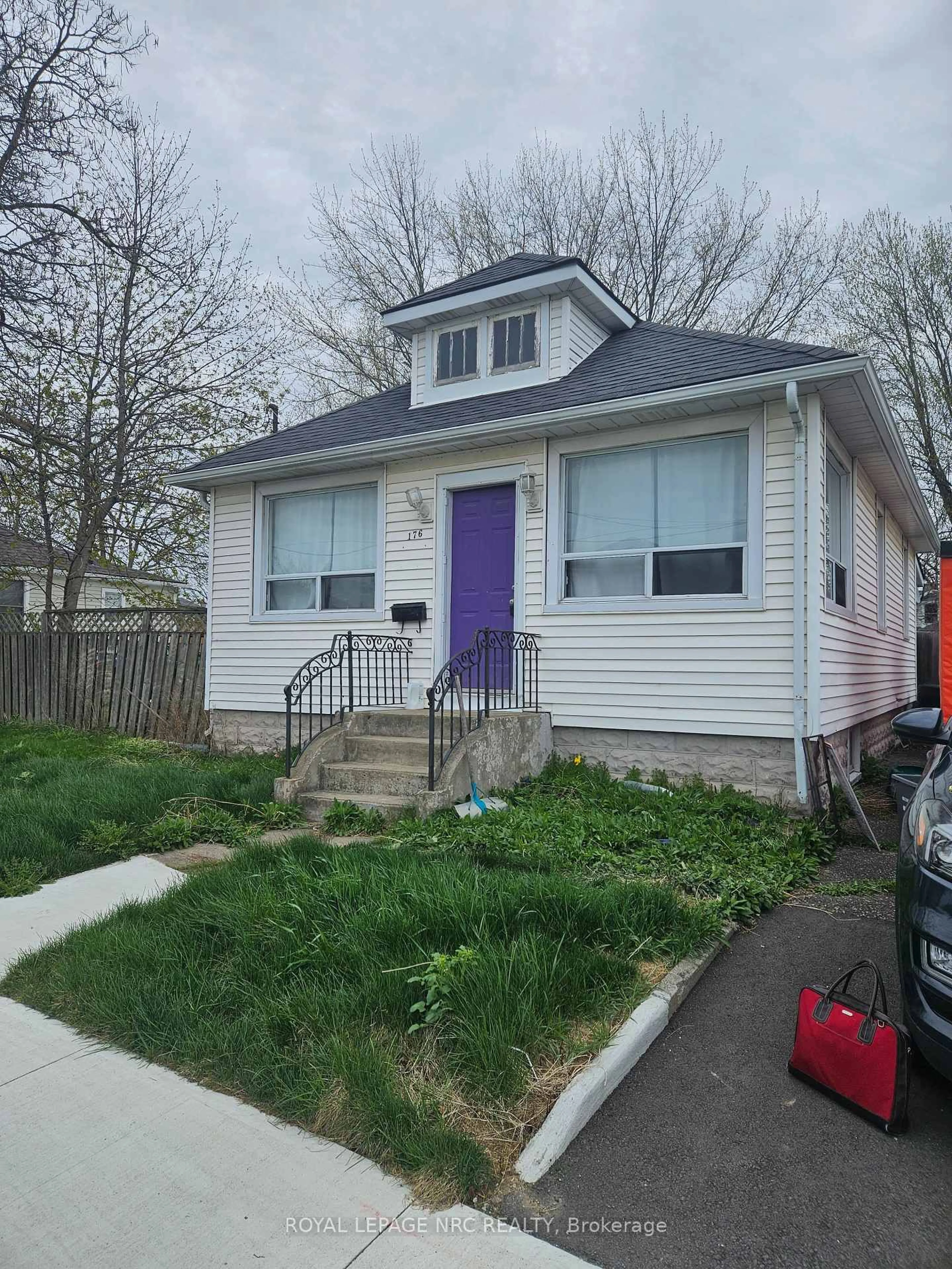 Home with vinyl exterior material, street for 176 Pine St, Thorold Ontario L2V 3M4