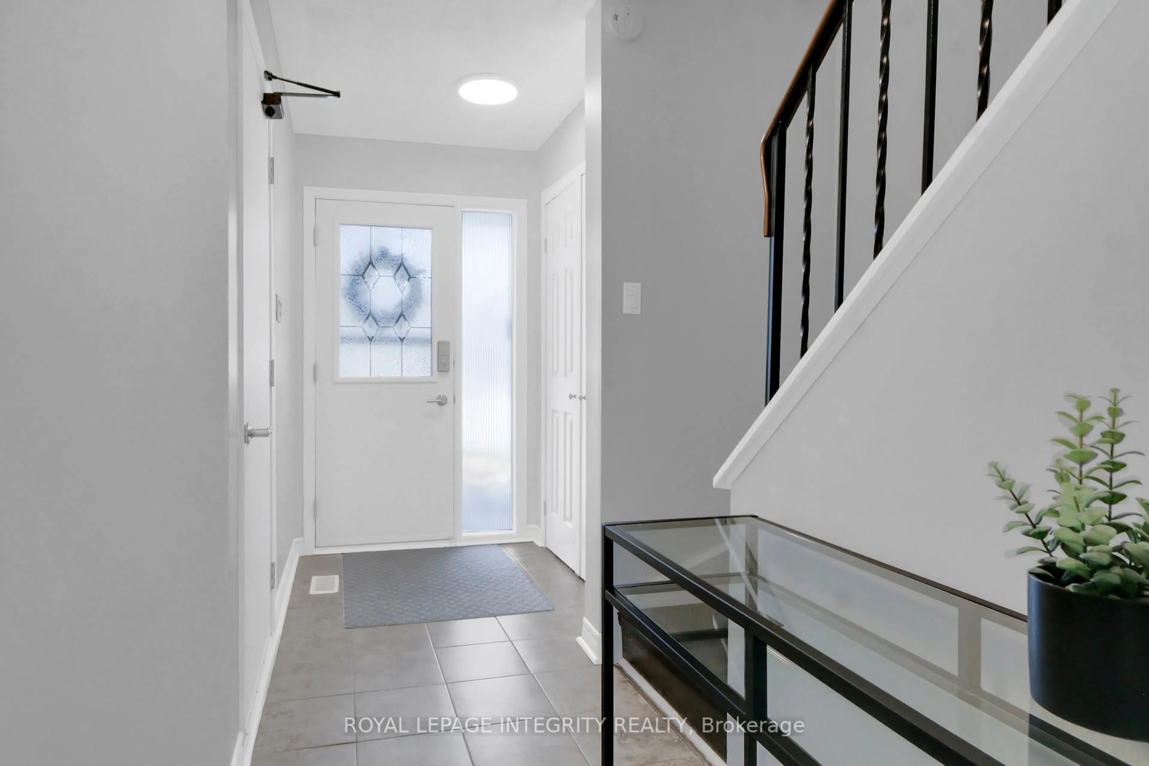 Indoor entryway for 135 Castlefrank Rd #22, Kanata Ontario K2L 2Y2