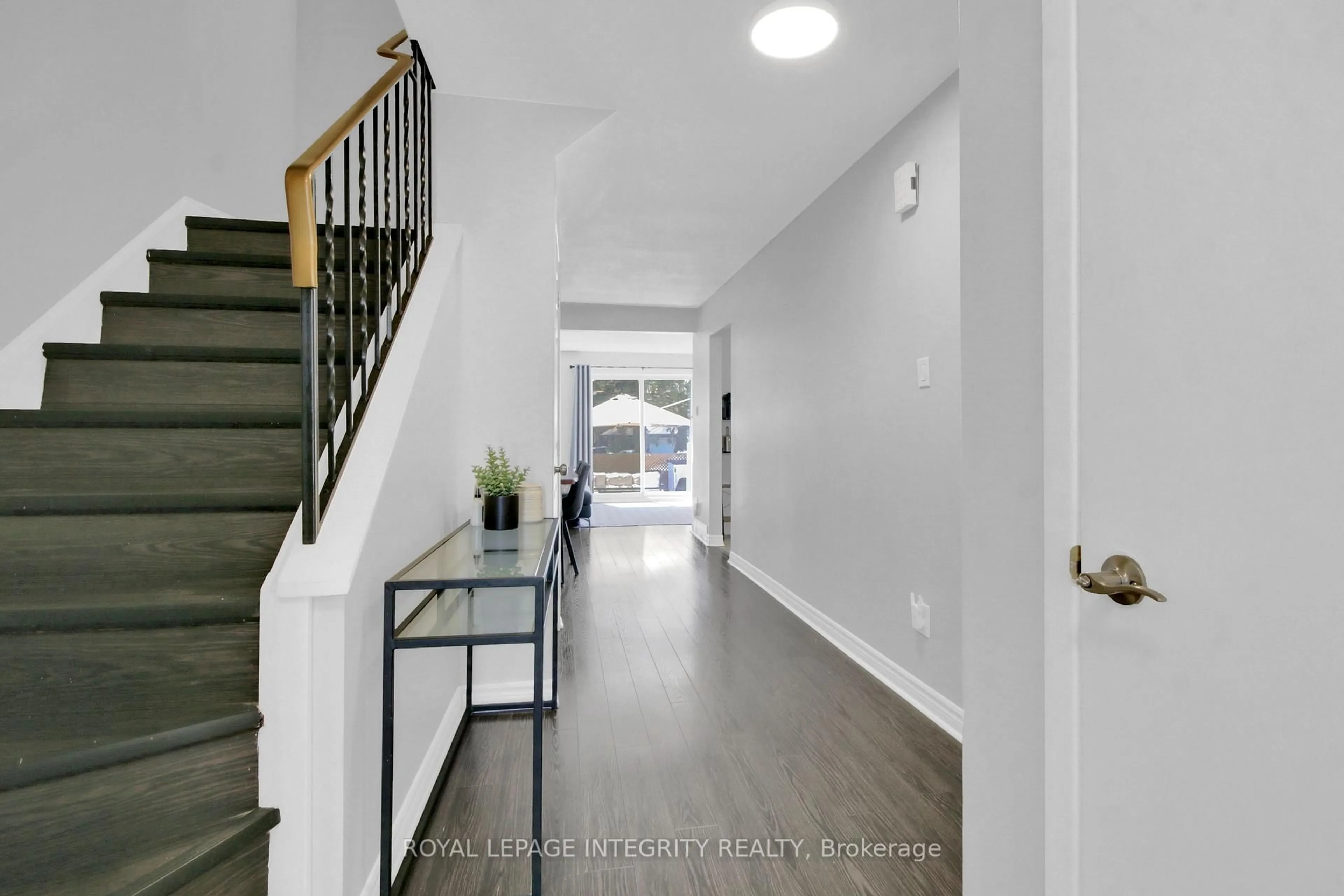 Indoor entryway for 135 Castlefrank Rd #22, Kanata Ontario K2L 2Y2