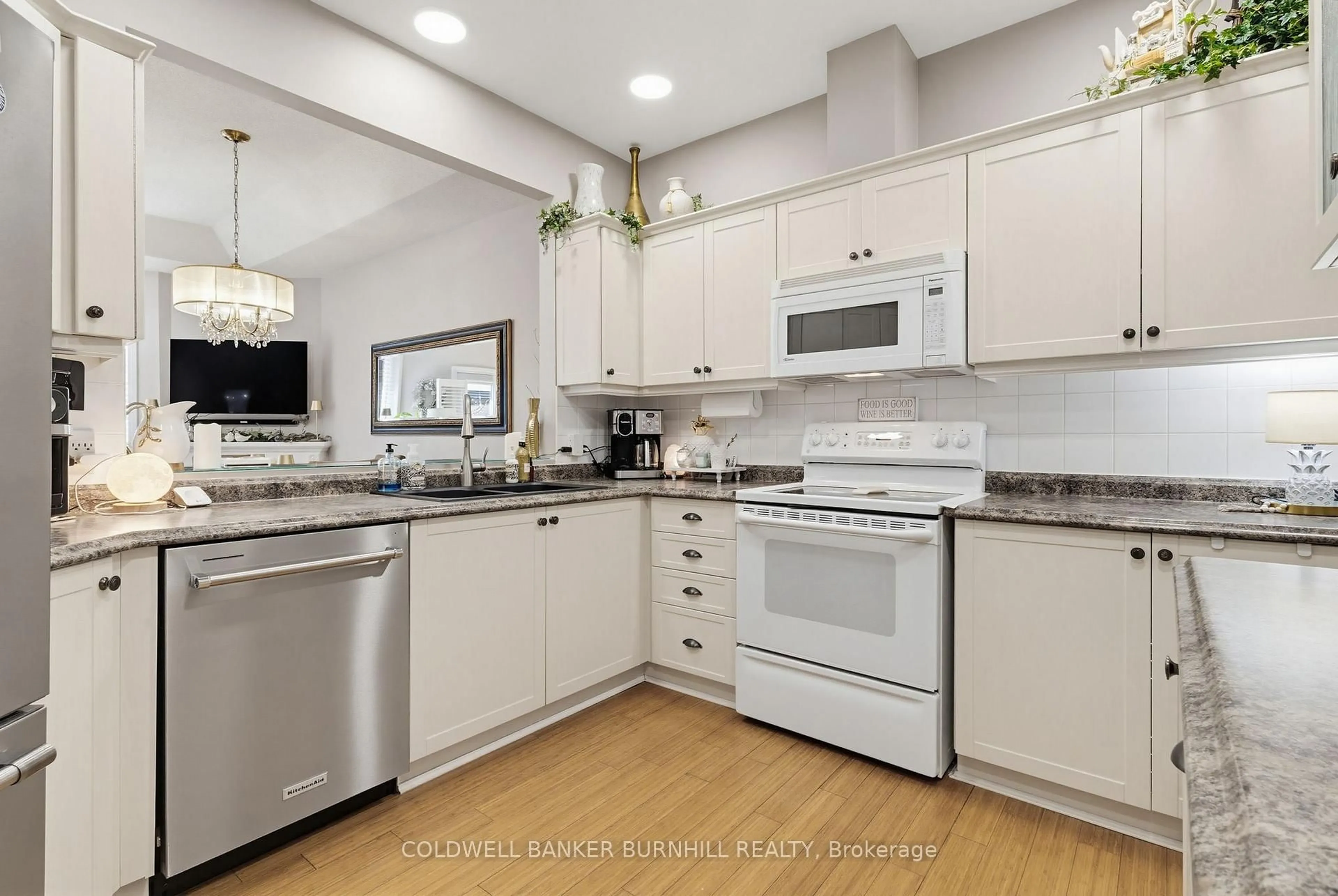 Open concept kitchen, ceramic/tile floor for 87 Twentyplace Blvd, Hamilton Ontario L0R 1W0