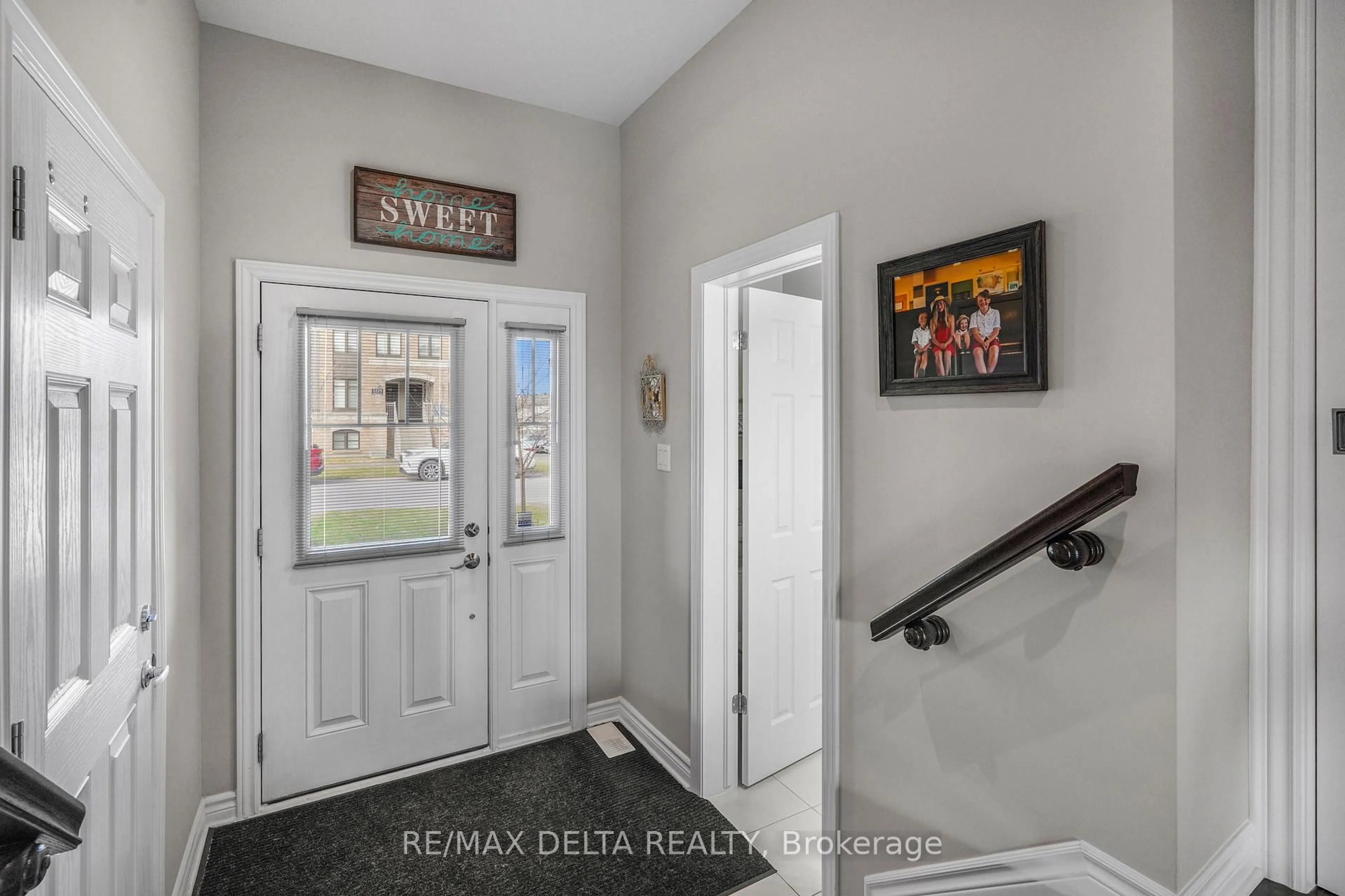 Indoor entryway for 2225 Marble Cres, Clarence-Rockland Ontario K4K 0G9