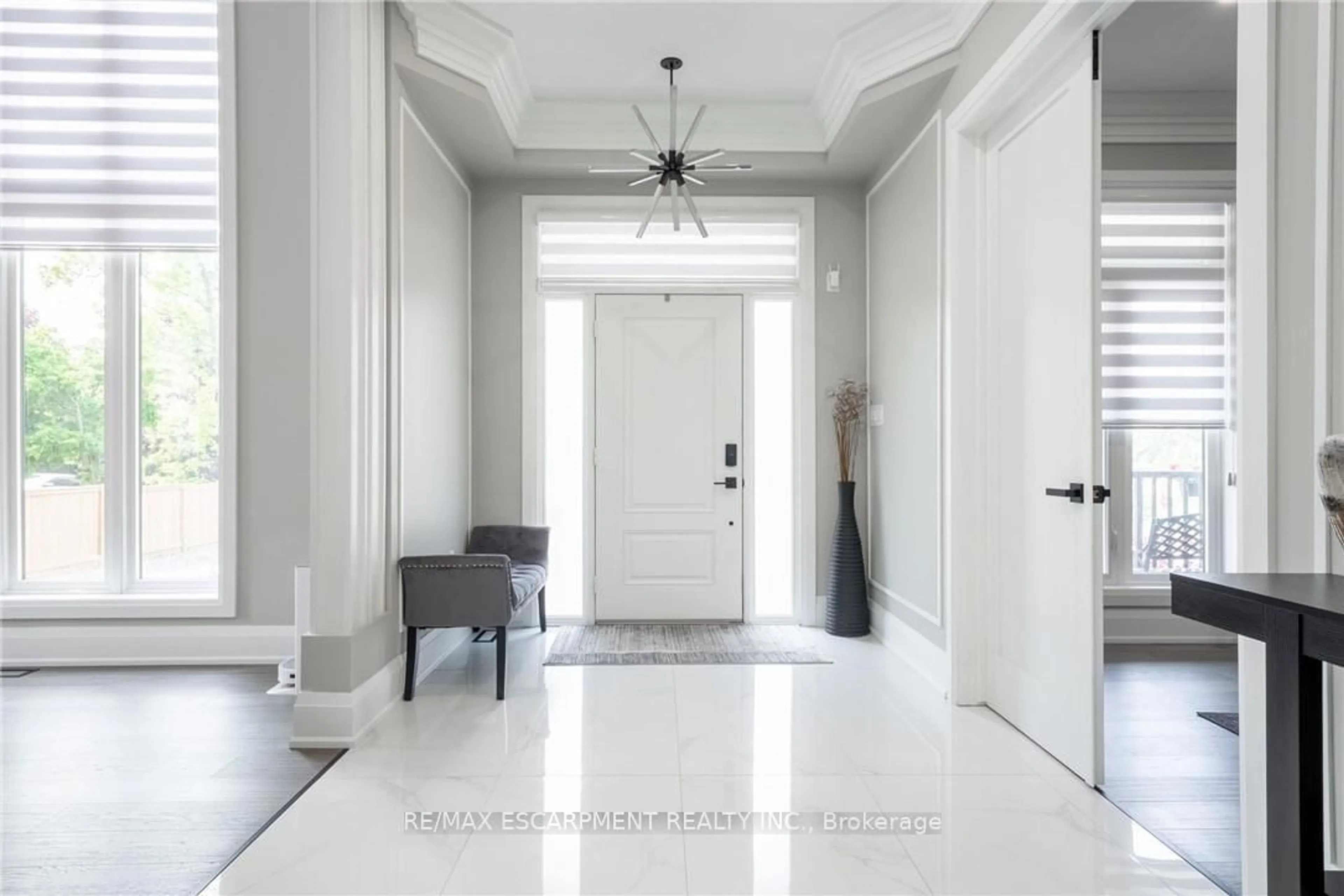 Indoor entryway for 8378 Chippewa Rd, Hamilton Ontario L0R 1W0