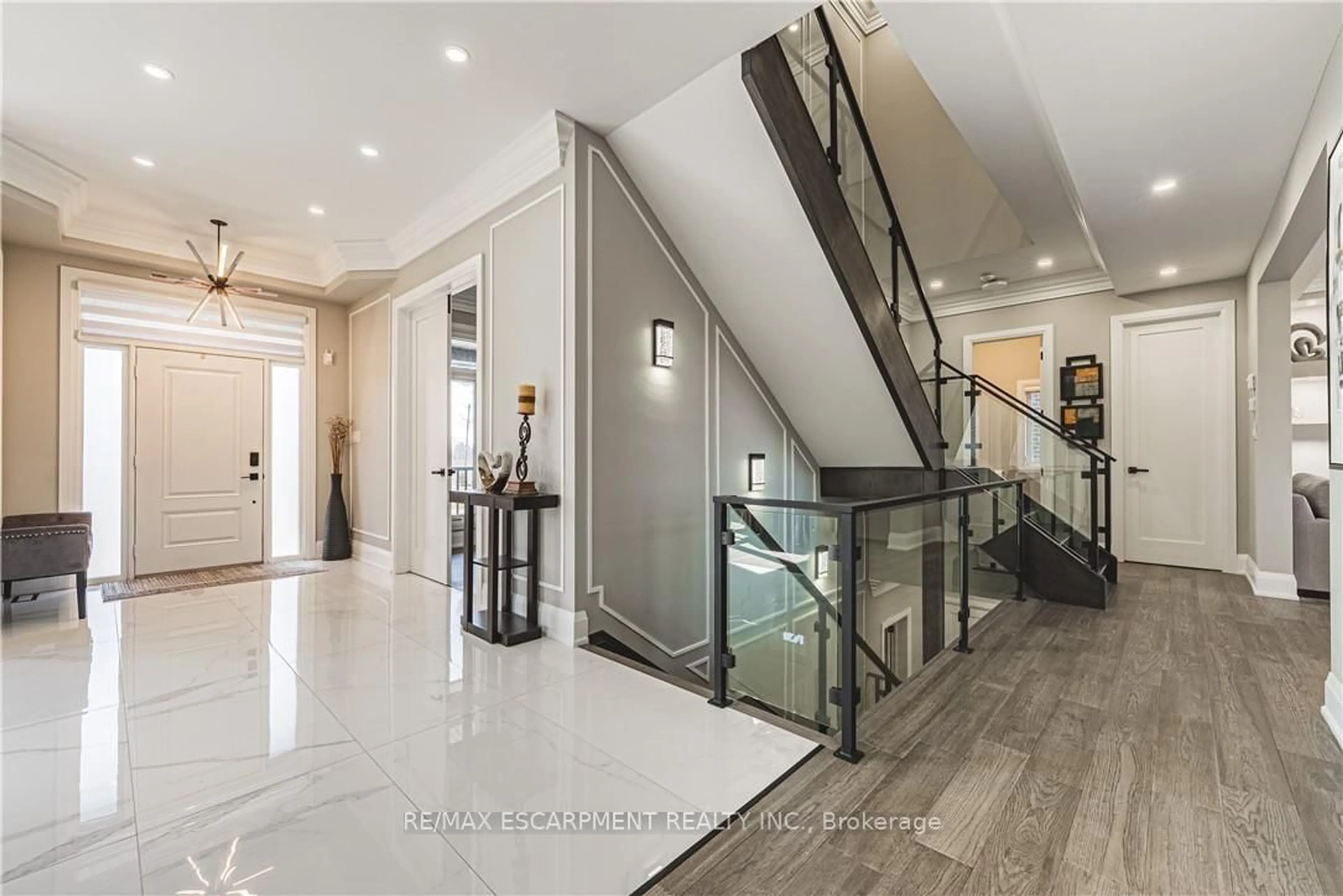 Indoor foyer for 8378 Chippewa Rd, Hamilton Ontario L0R 1W0