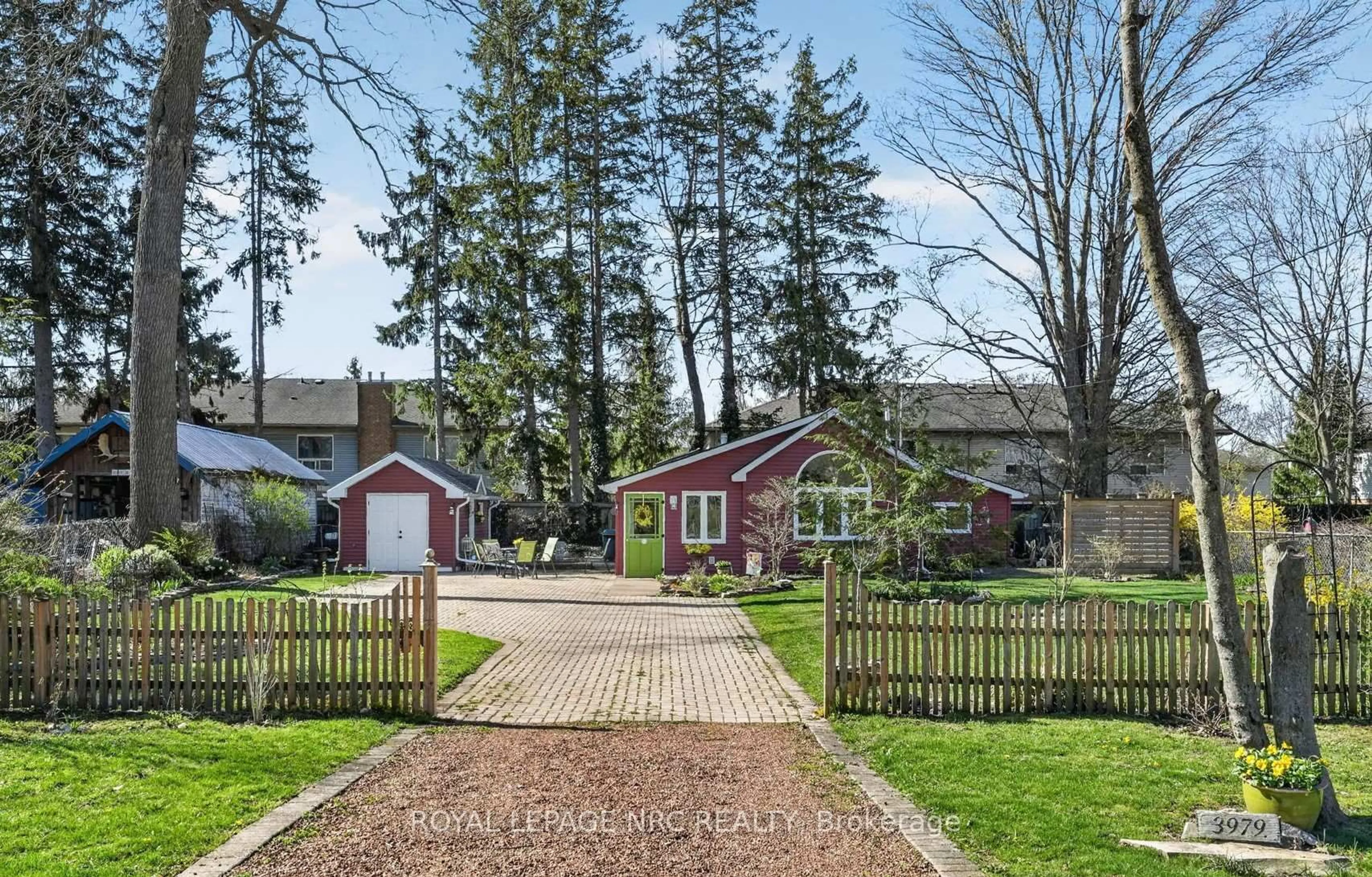 Patio, street for 3979 Wellington Crt, Fort Erie Ontario L0S 1B0