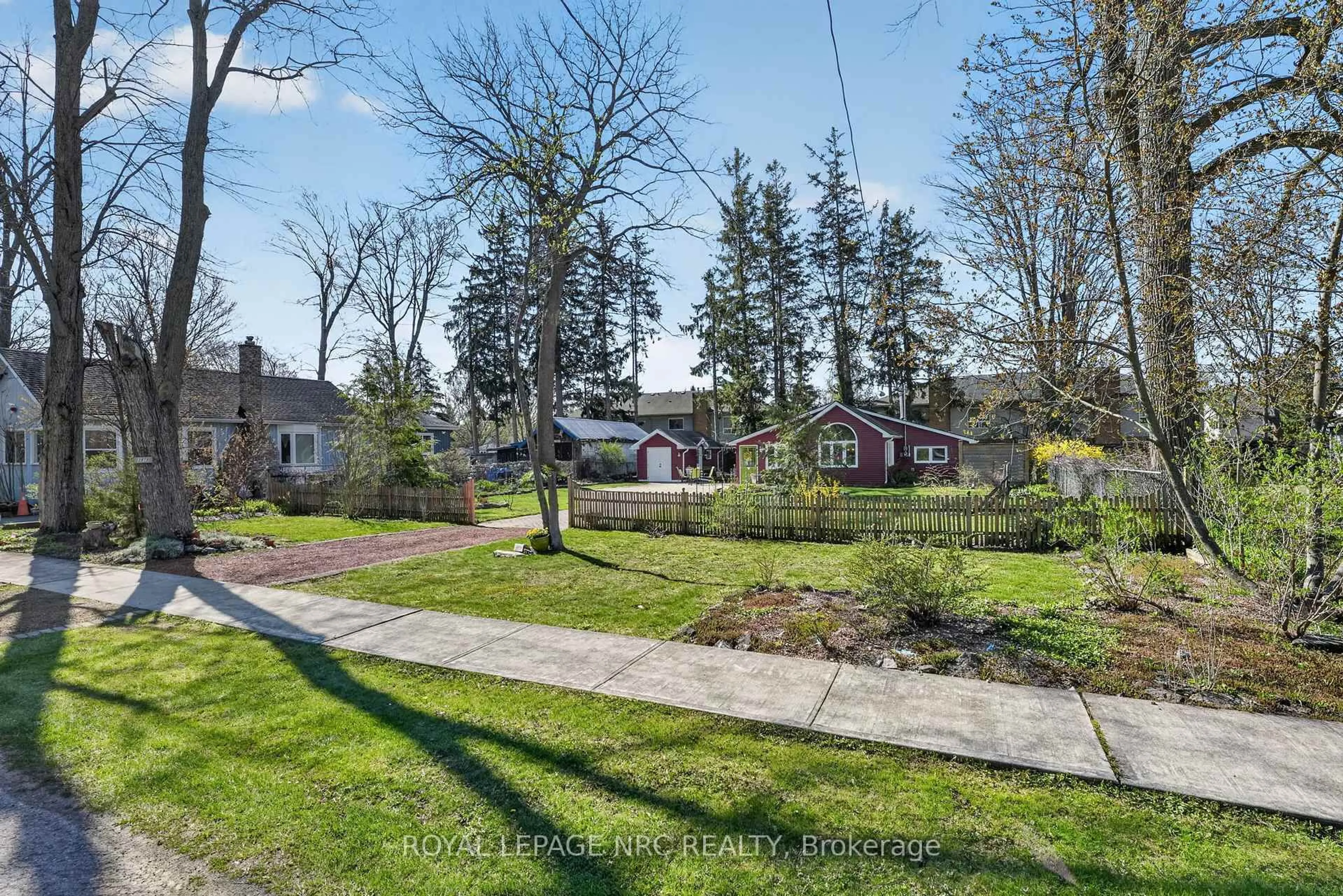 A pic from outside/outdoor area/front of a property/back of a property/a pic from drone, street for 3979 Wellington Crt, Fort Erie Ontario L0S 1B0