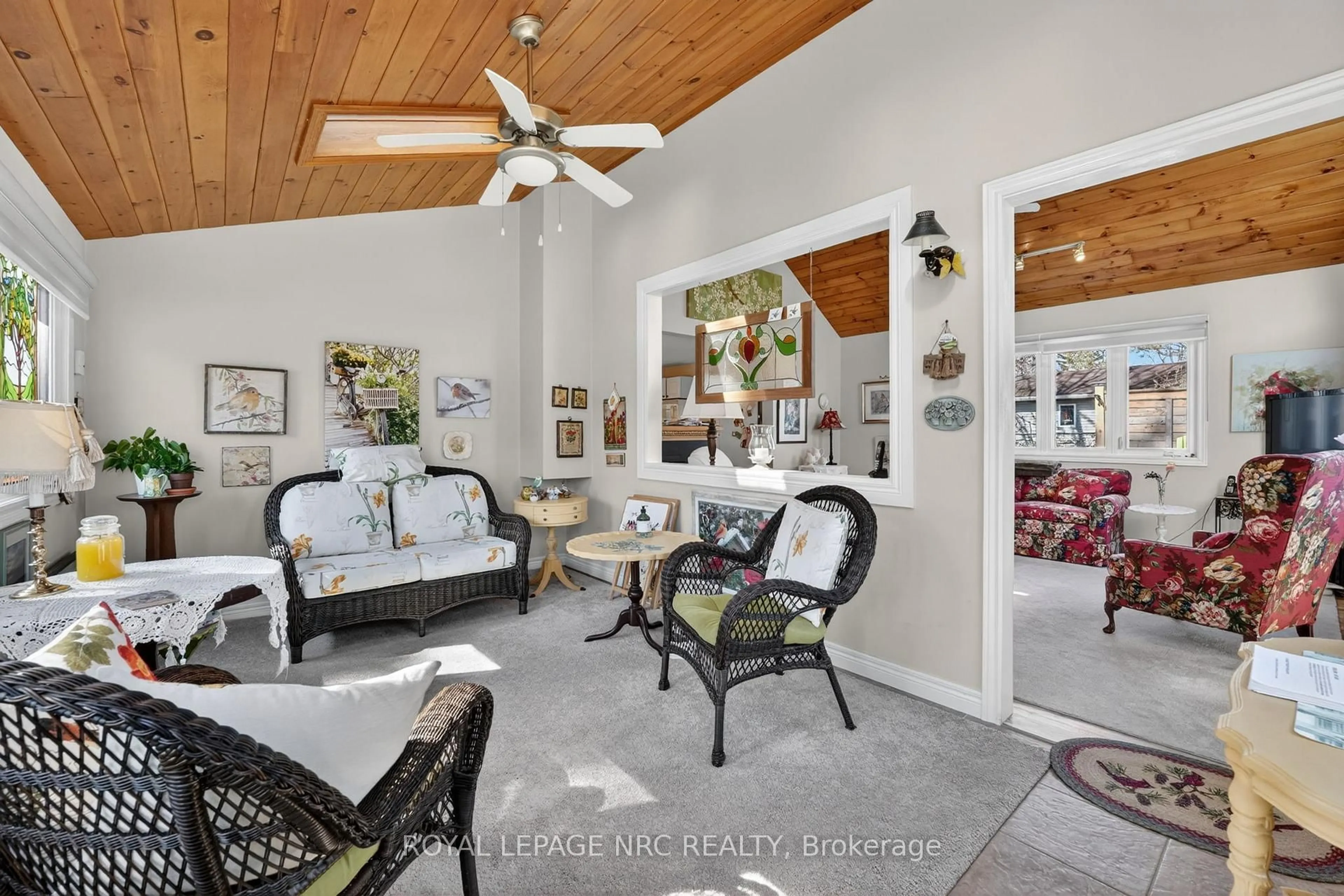 Living room with furniture, ceramic/tile floor for 3979 Wellington Crt, Fort Erie Ontario L0S 1B0