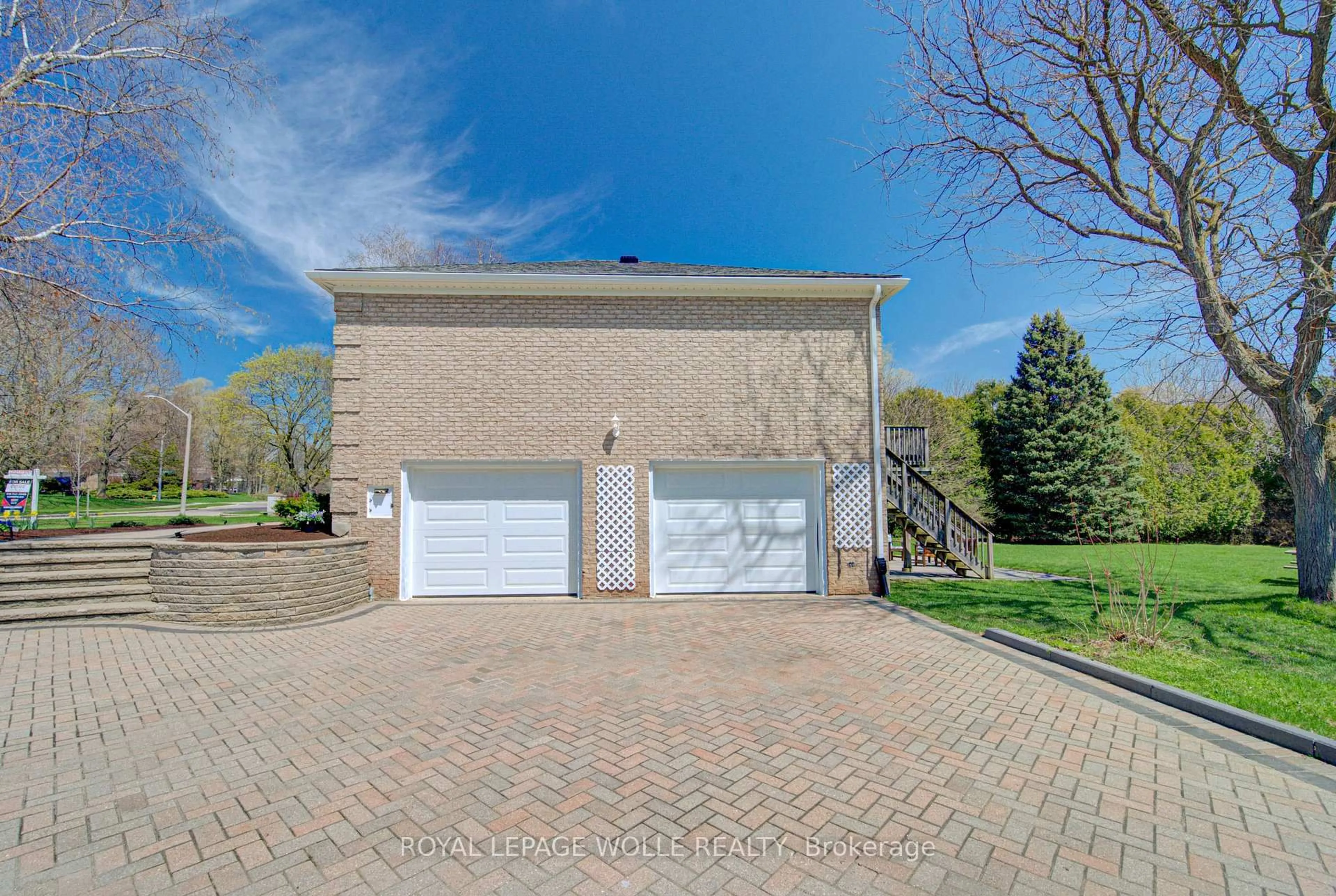 Indoor garage for 395 Warrington Dr, Waterloo Ontario N2L 2P7