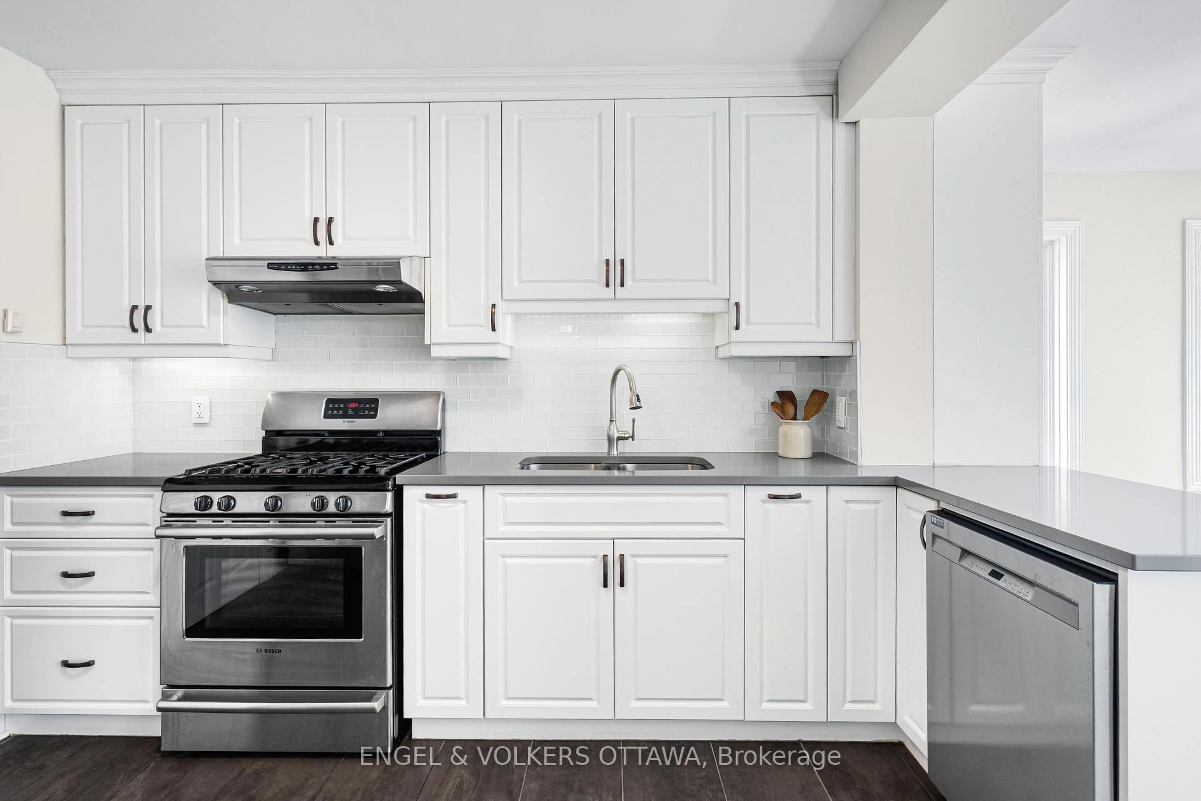 Standard kitchen, ceramic/tile floor for 1252 Anoka St, Ottawa Ontario K1V 6C6