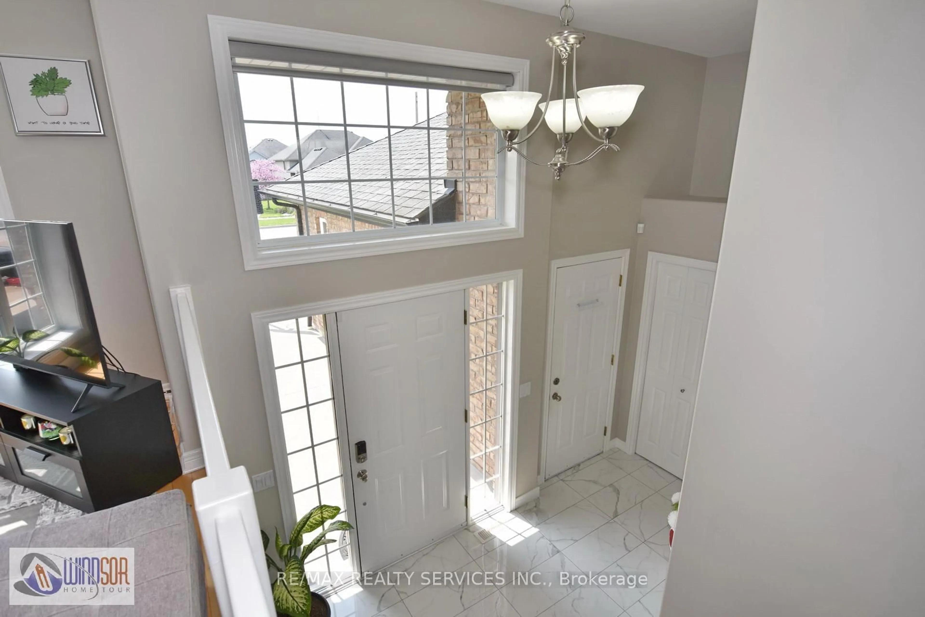 Indoor entryway for 867 Westwood Dr, Lakeshore Ontario N0R 1A0