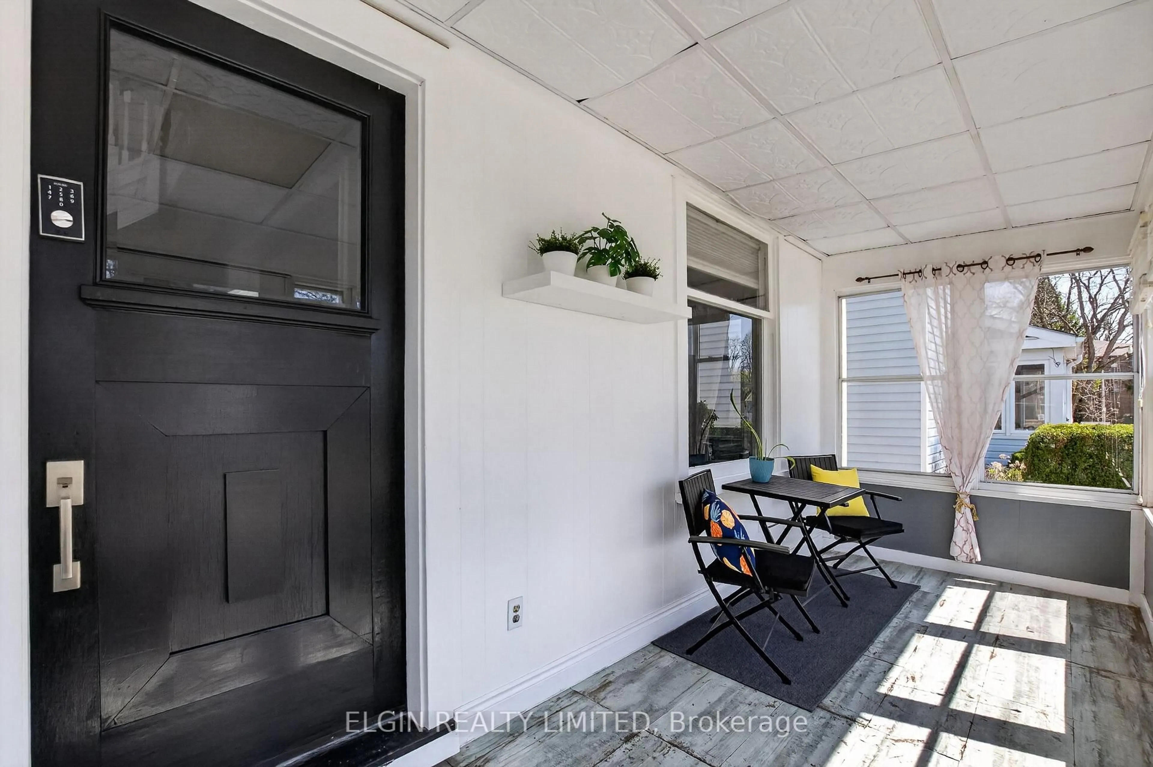 Indoor entryway for 10.5 Celestine St, St. Thomas Ontario N5P 1J9