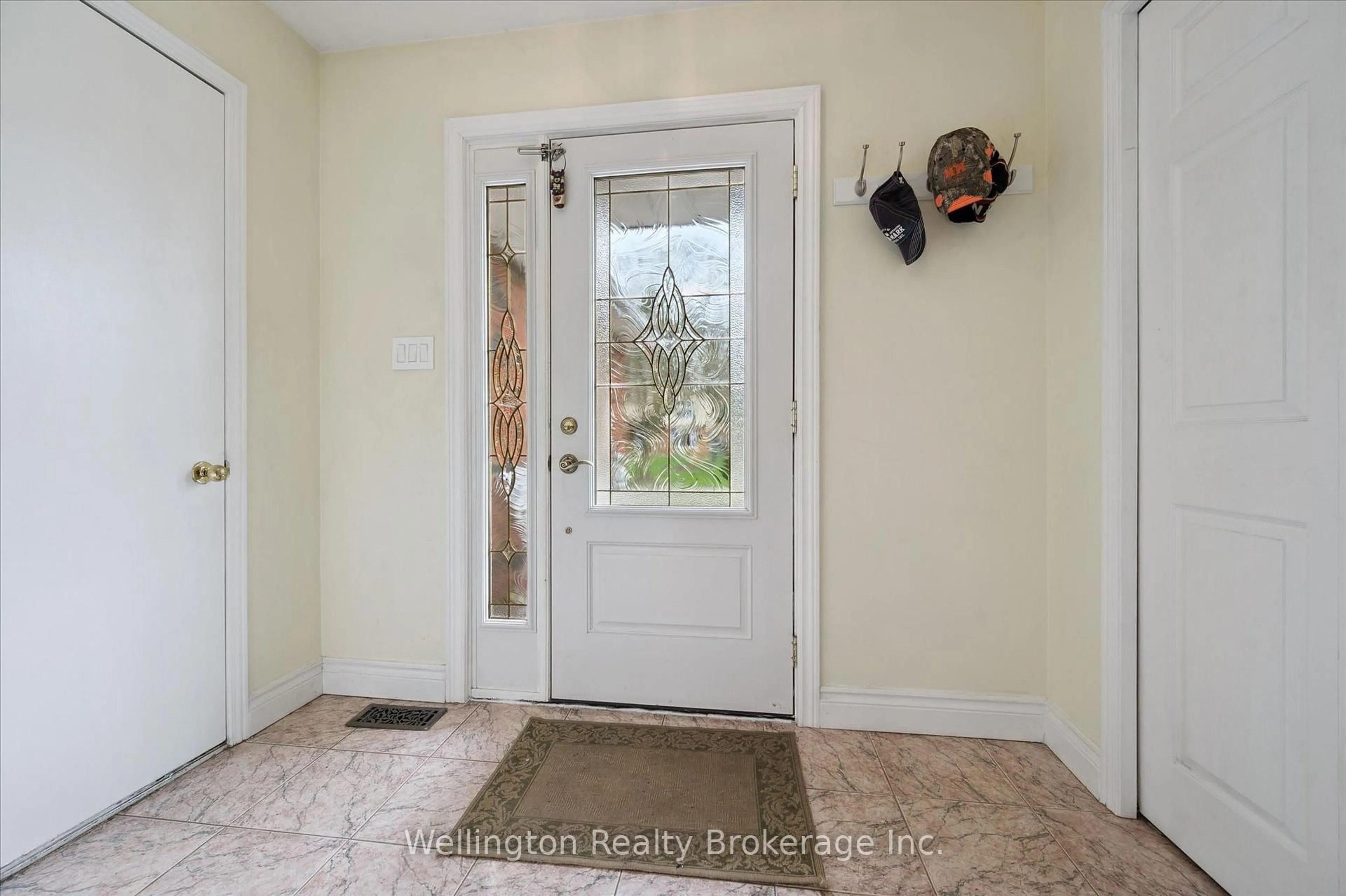Indoor entryway for 405 Clairbrook Cres, Waterloo Ontario N2L 5V6