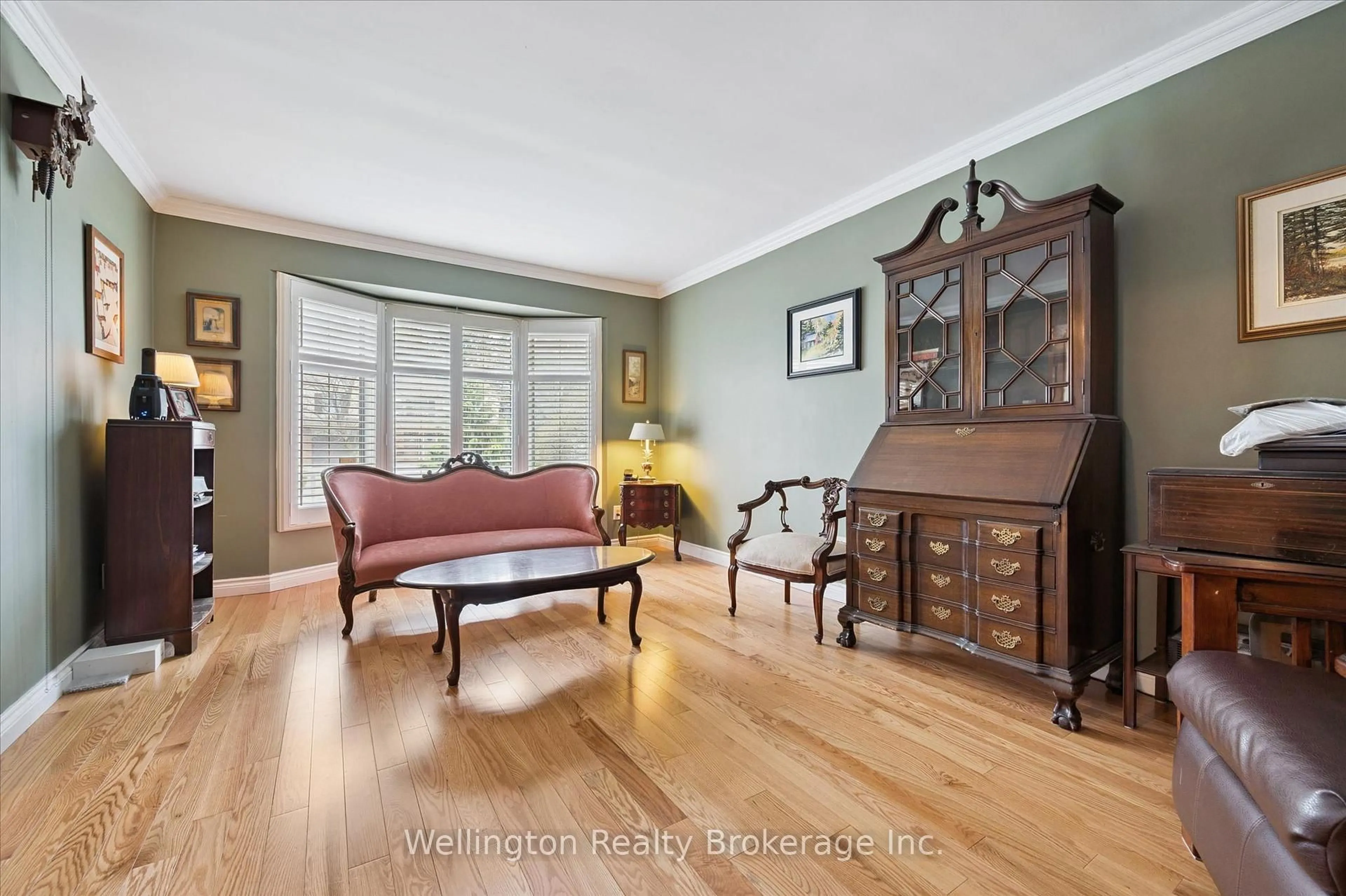 Living room with furniture, wood/laminate floor for 405 Clairbrook Cres, Waterloo Ontario N2L 5V6