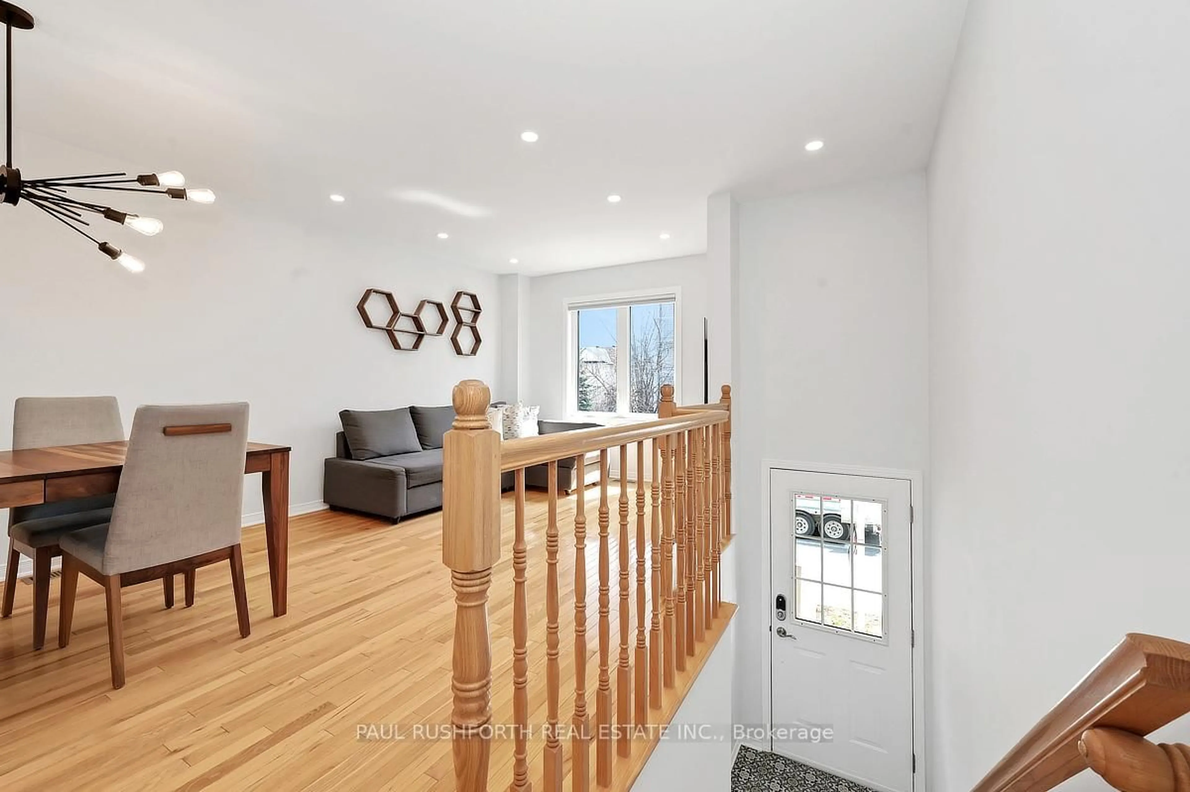 Indoor entryway for 137 Fordham Private, Ottawa Ontario K2C 4G5