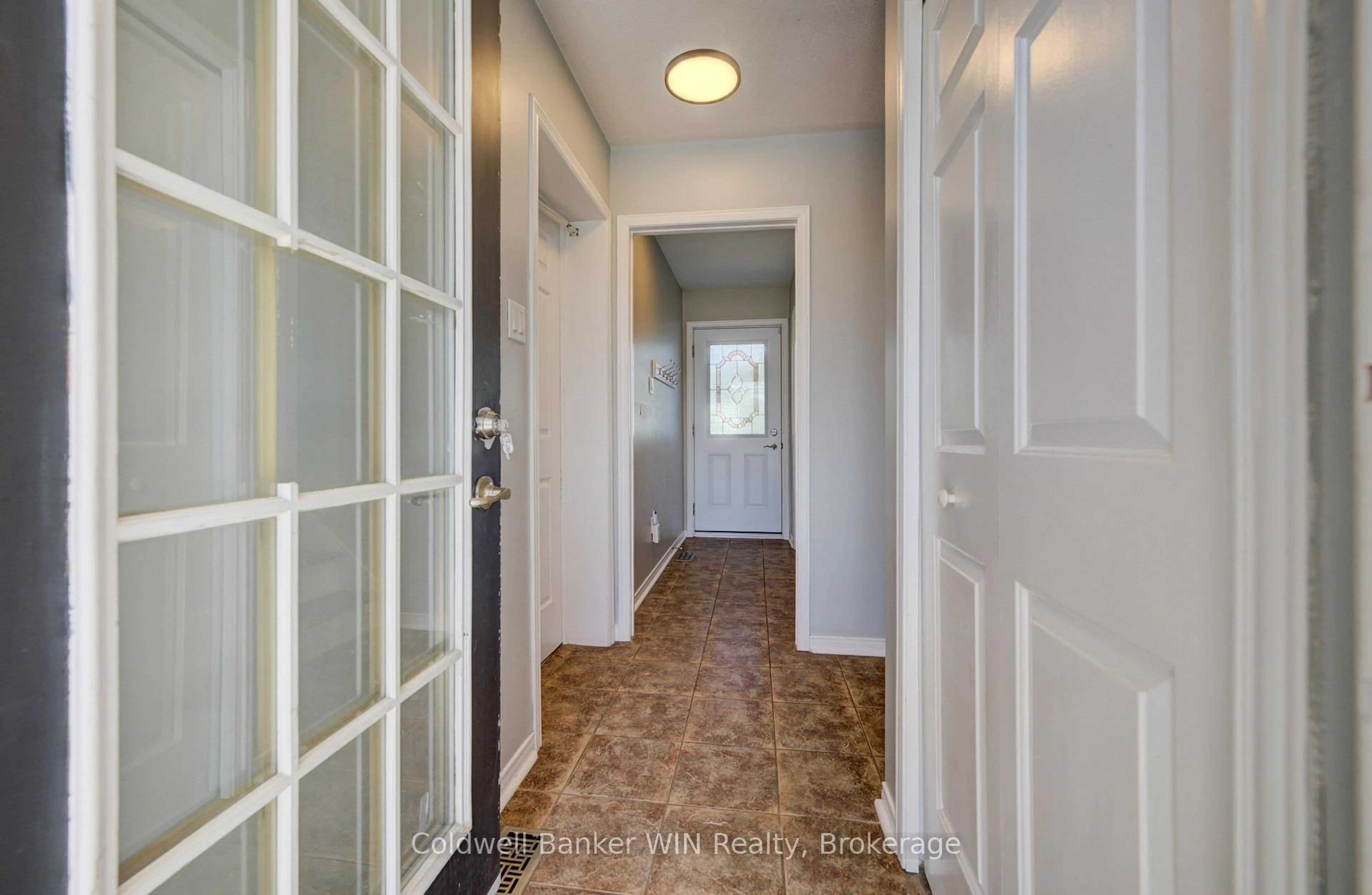 Indoor entryway for 103 Melissa Cres, Wellington North Ontario N0G 2L3