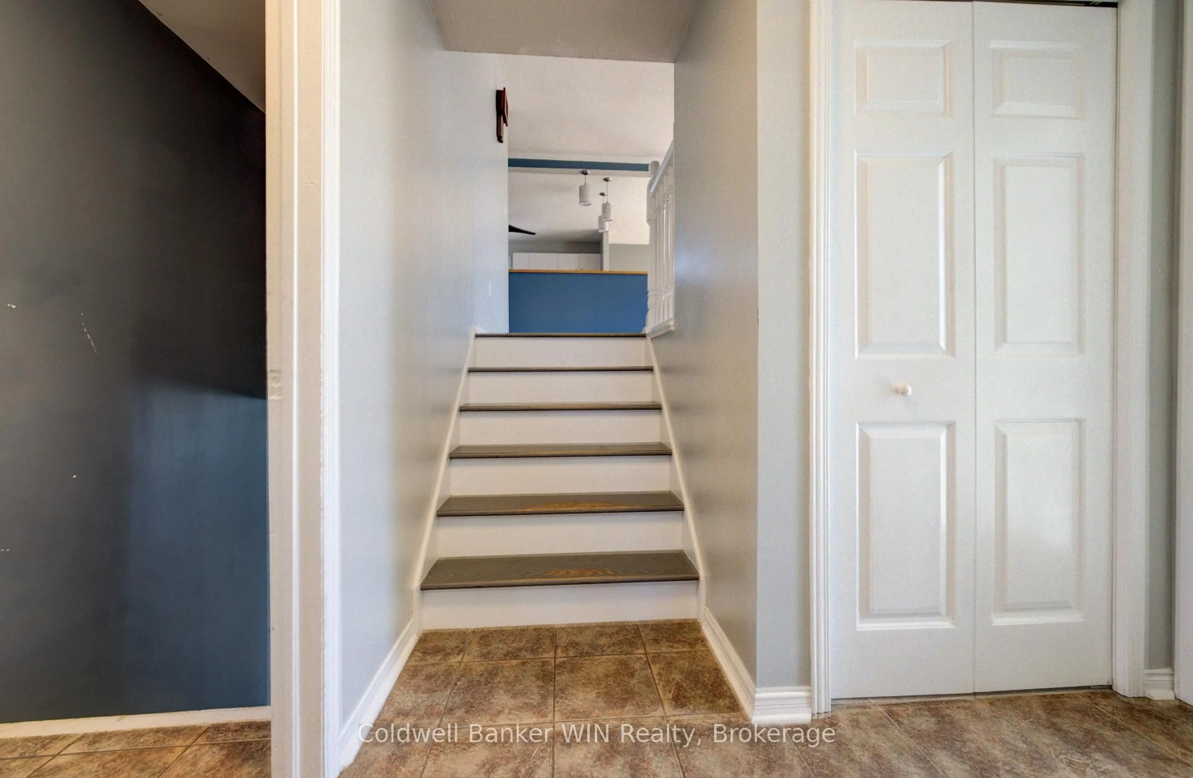 Indoor entryway for 103 Melissa Cres, Wellington North Ontario N0G 2L3