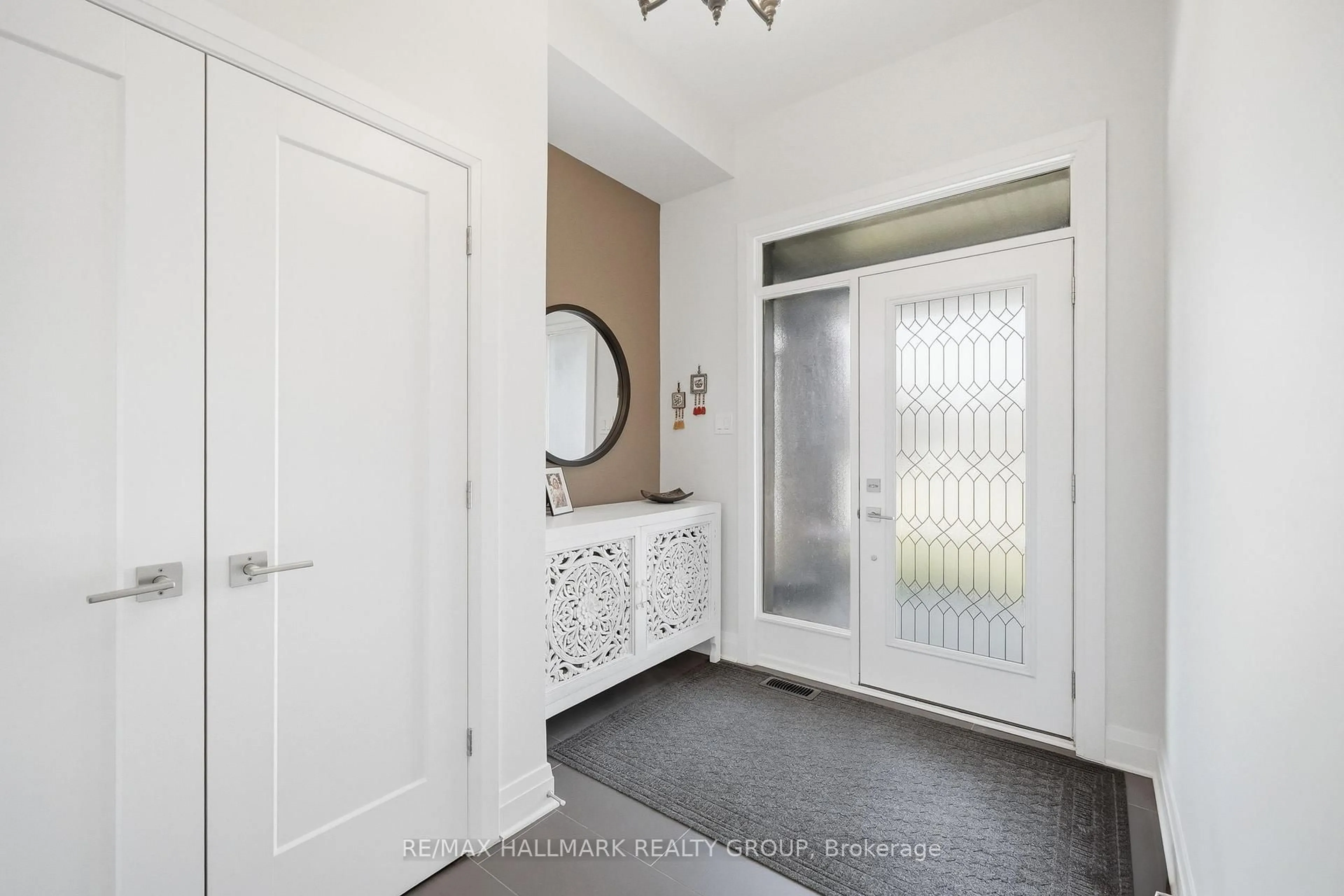 Indoor entryway for 540 Bobolink Rdge, Ottawa Ontario K2S 2N6
