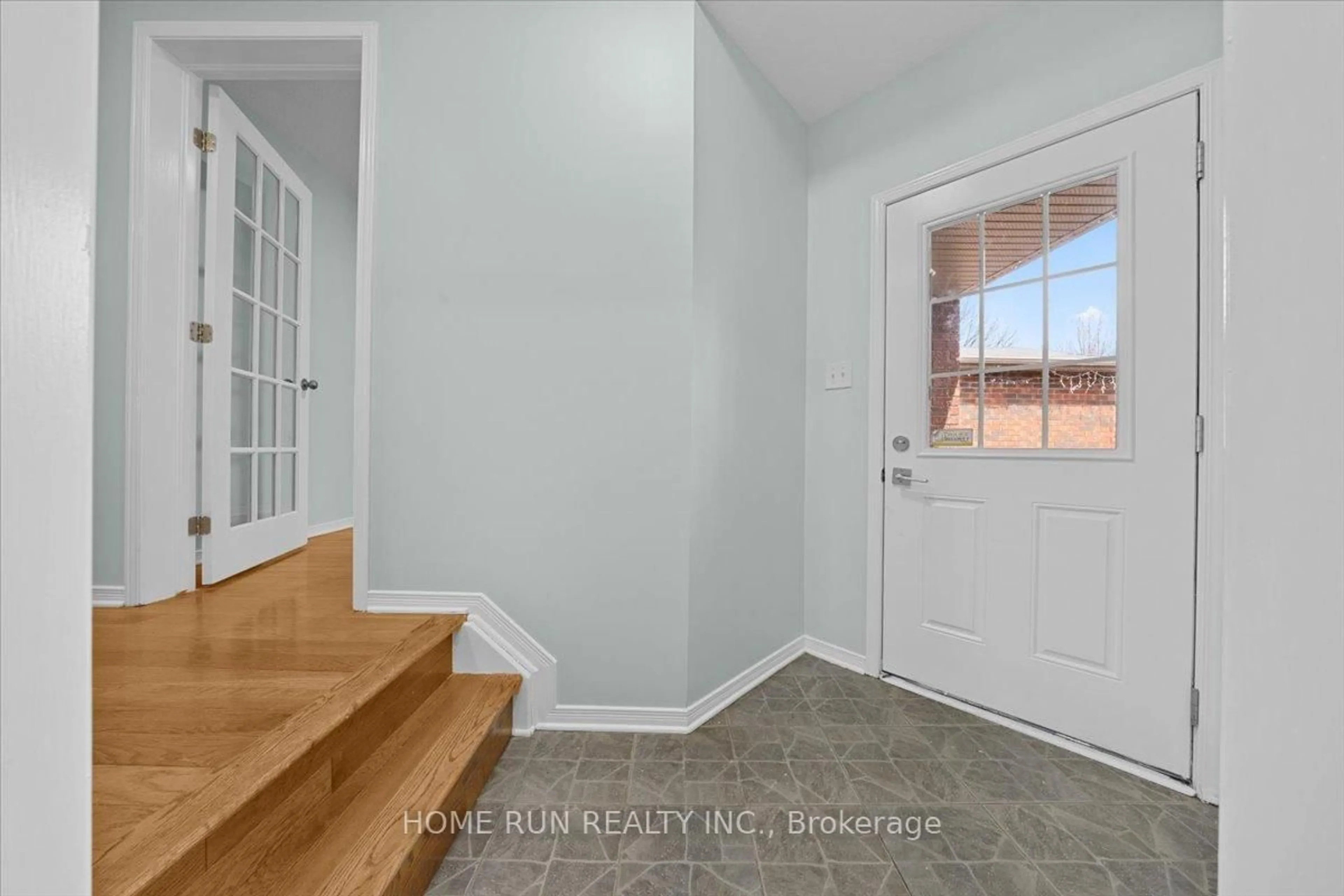 Indoor entryway for 294 Applecross Cres, Ottawa Ontario K2K 0C4