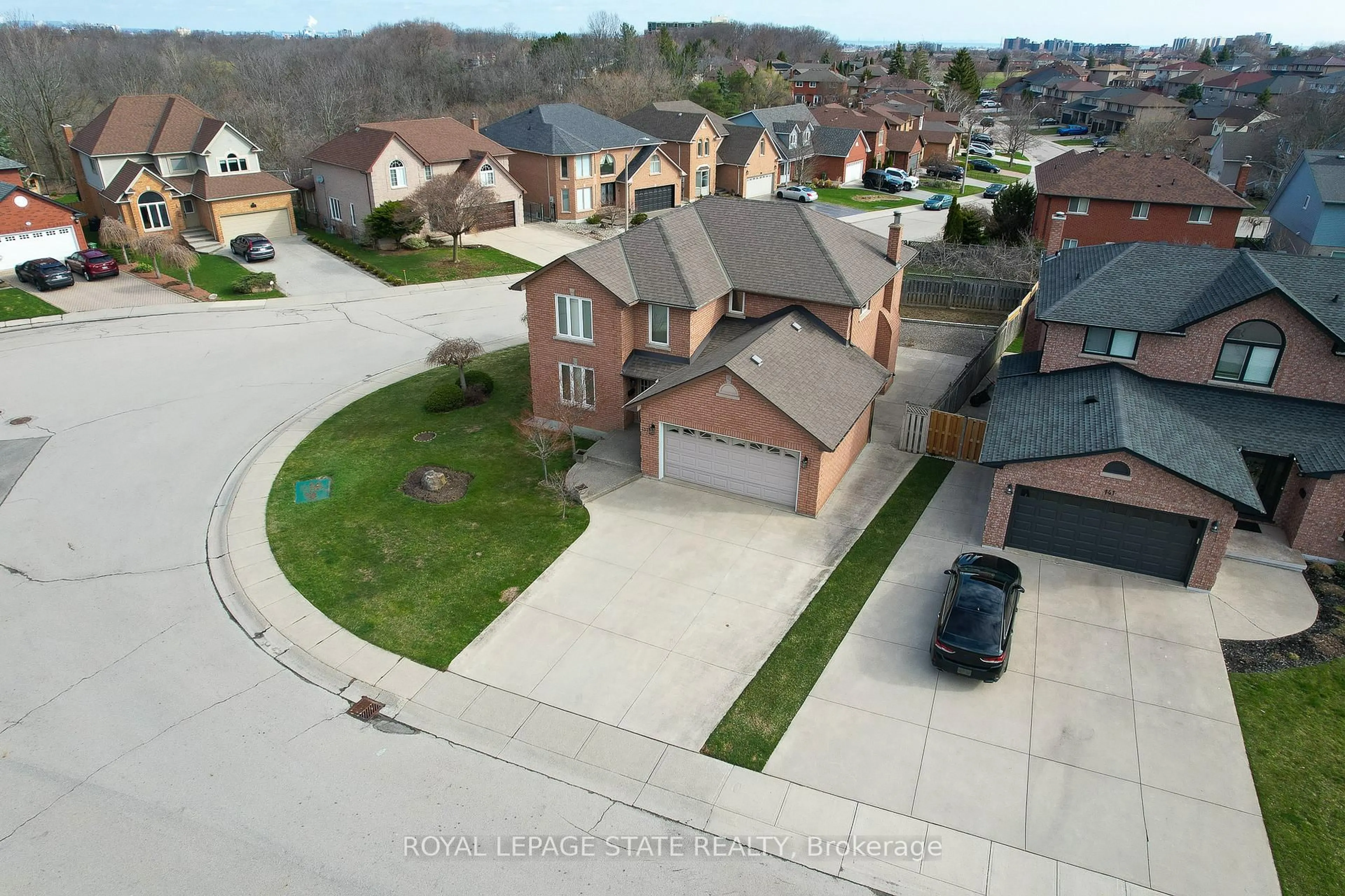 A pic from outside/outdoor area/front of a property/back of a property/a pic from drone, street for 137 National Dr, Hamilton Ontario L8G 5B3