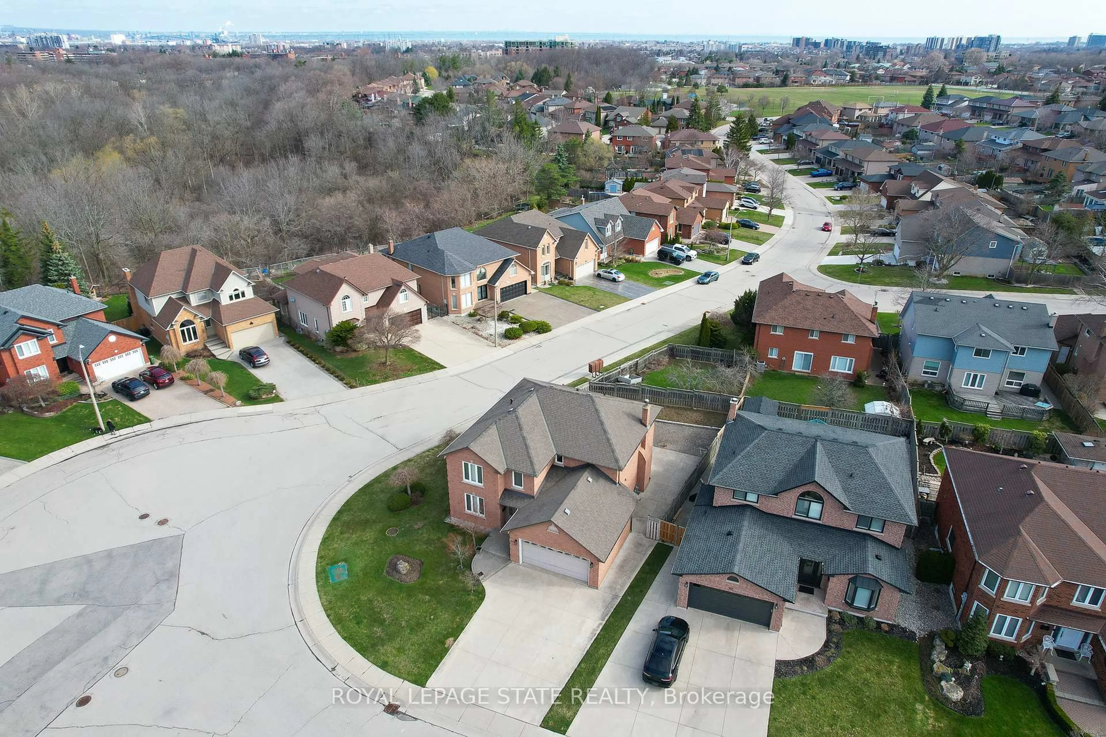 A pic from outside/outdoor area/front of a property/back of a property/a pic from drone, street for 137 National Dr, Hamilton Ontario L8G 5B3