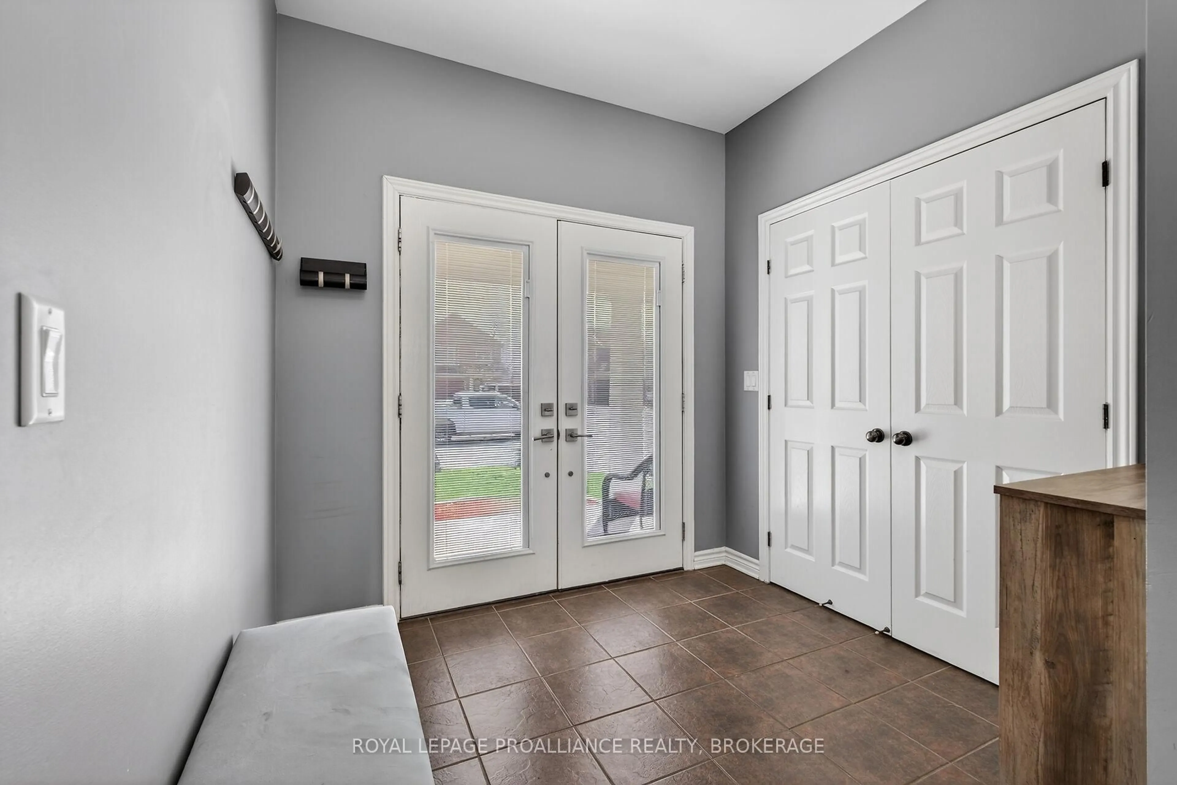 Indoor entryway for 492 Cheryl Pl, Kingston Ontario K7K 0B2