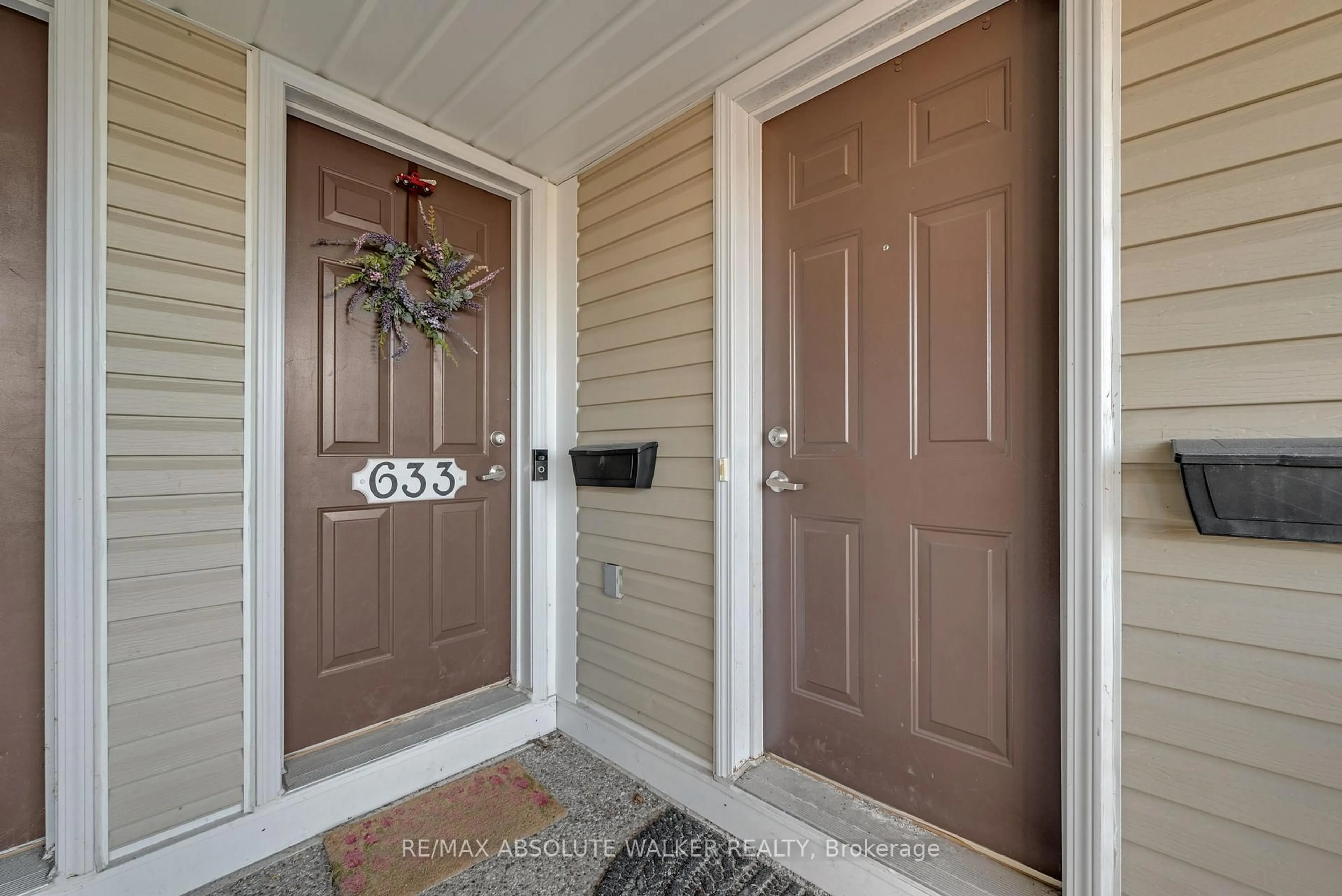 Indoor entryway for 633 Lakeridge Dr #32, Ottawa Ontario K4A 0H4