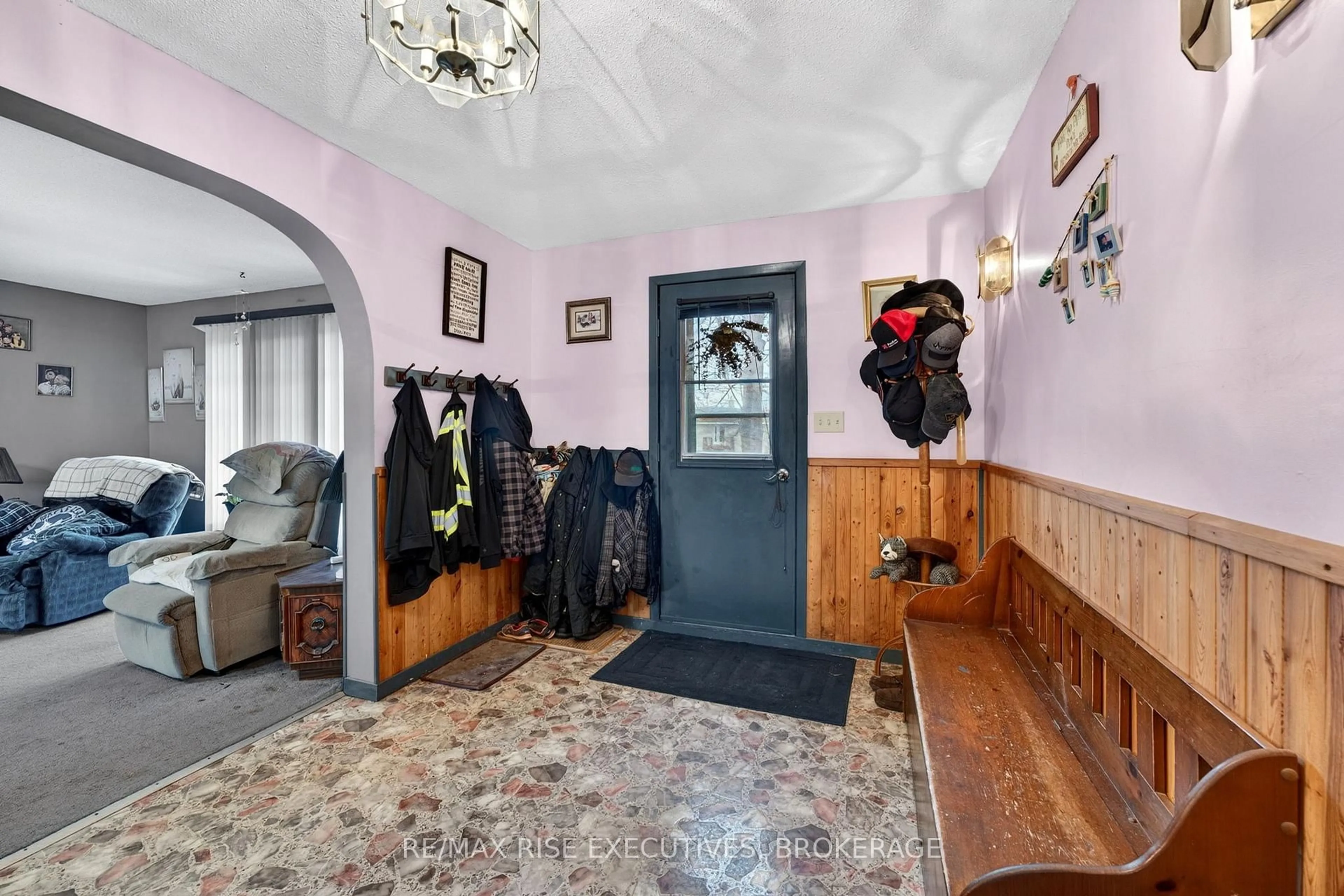 Indoor foyer for 2260 Sydenham Rd, Mcdonalds Corners Ontario K0H 1M0